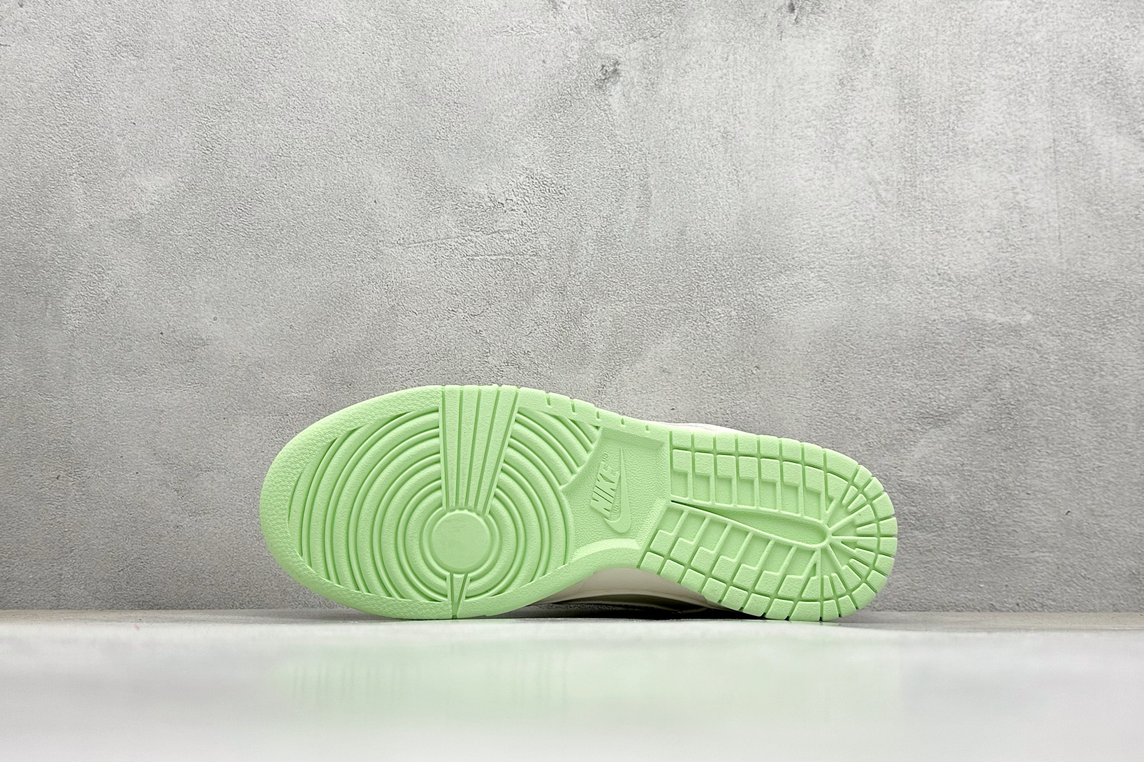 福利特价
Nike SB Dunk Low x Louis Vuitton 白浅绿
纯原大厂出品 极力推