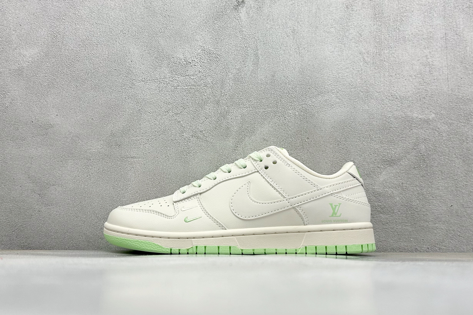 福利特价
Nike SB Dunk Low x Louis Vuitton 白浅绿
纯原大厂出品 极力推