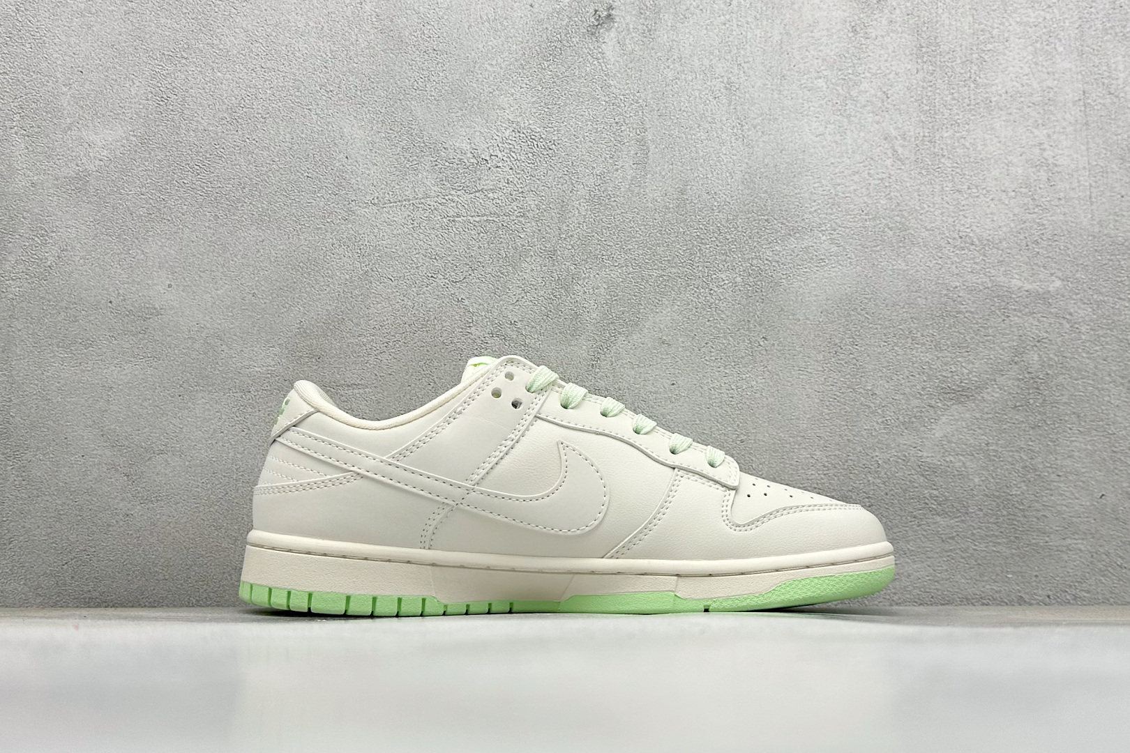 福利特价
Nike SB Dunk Low x Louis Vuitton 白浅绿
纯原大厂出品 极力推