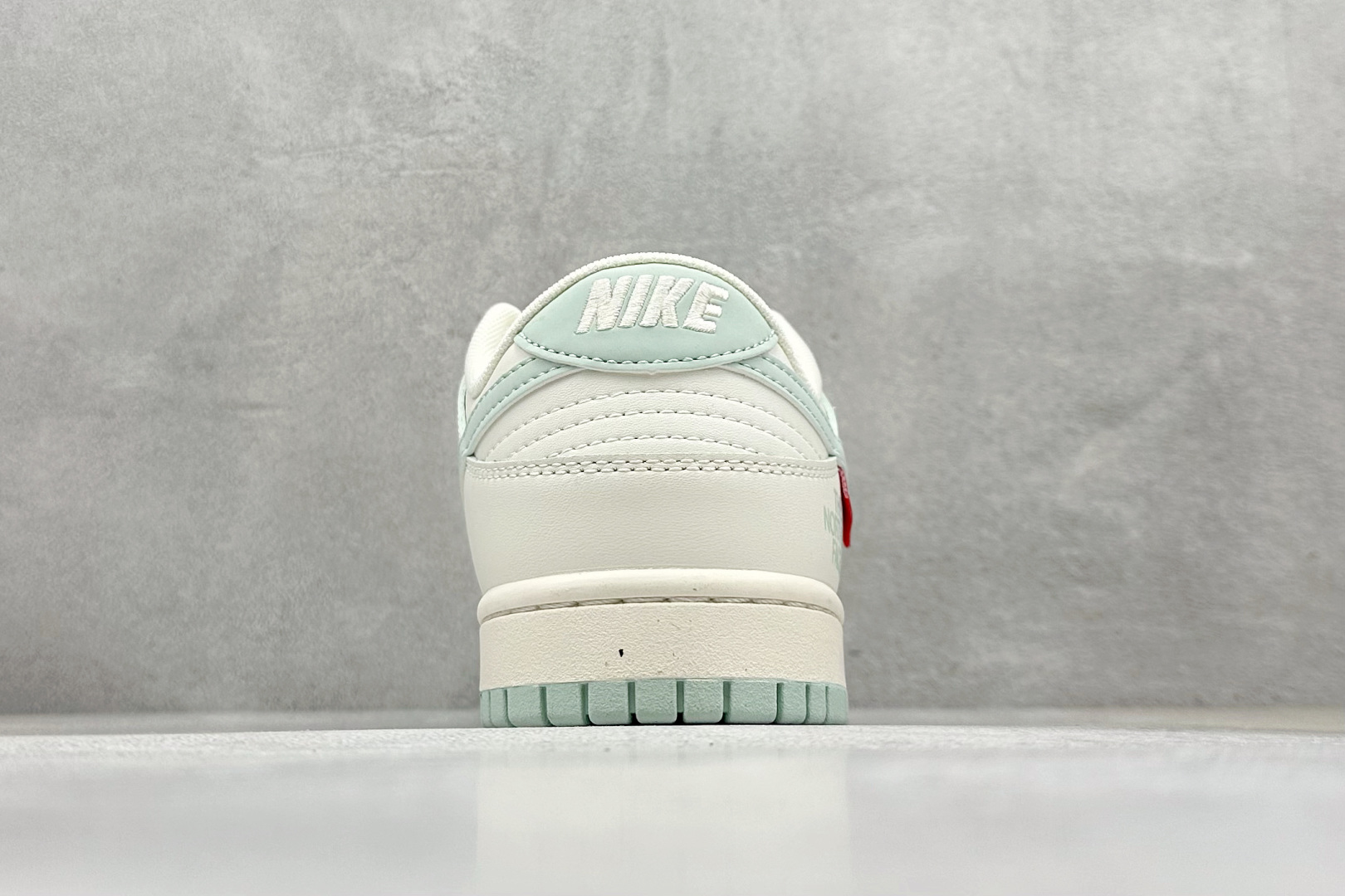 福利特价
Nike SB Dunk Low x Supreme x The North Face 薄荷绿