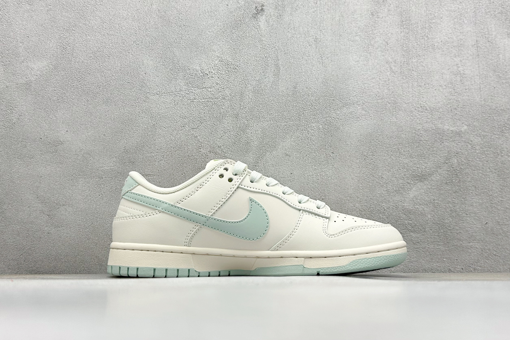 福利特价
Nike SB Dunk Low x Supreme x The North Face 薄荷绿