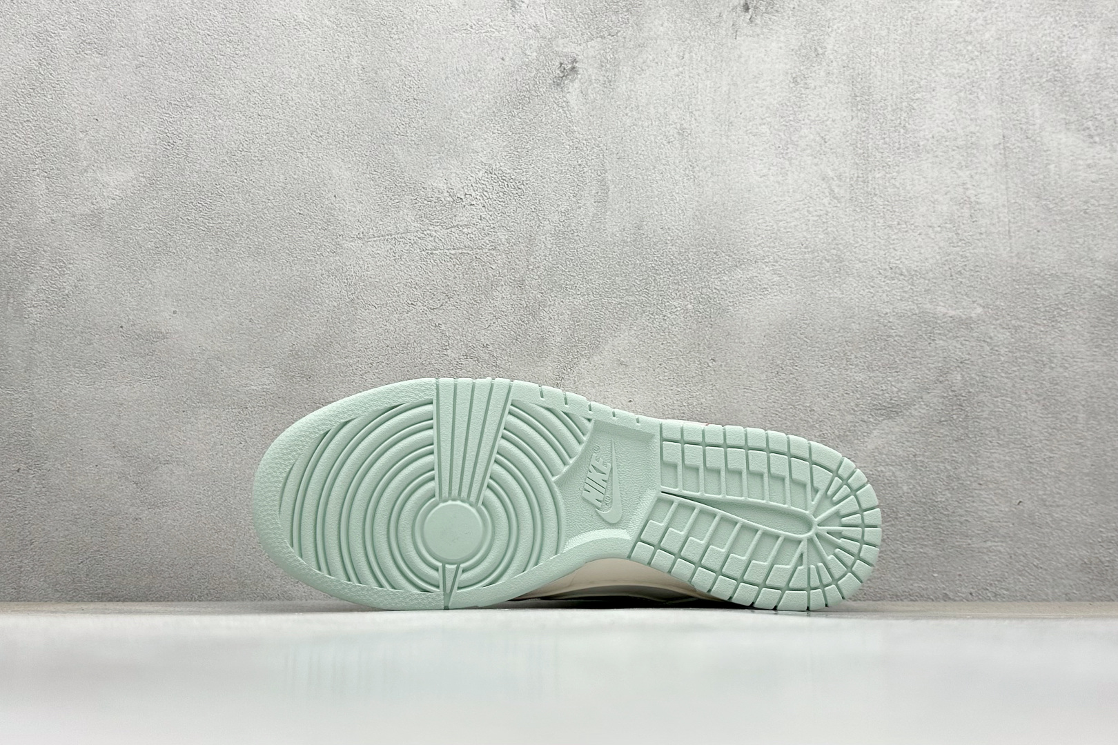 福利特价
Nike SB Dunk Low x Supreme x The North Face 薄荷绿