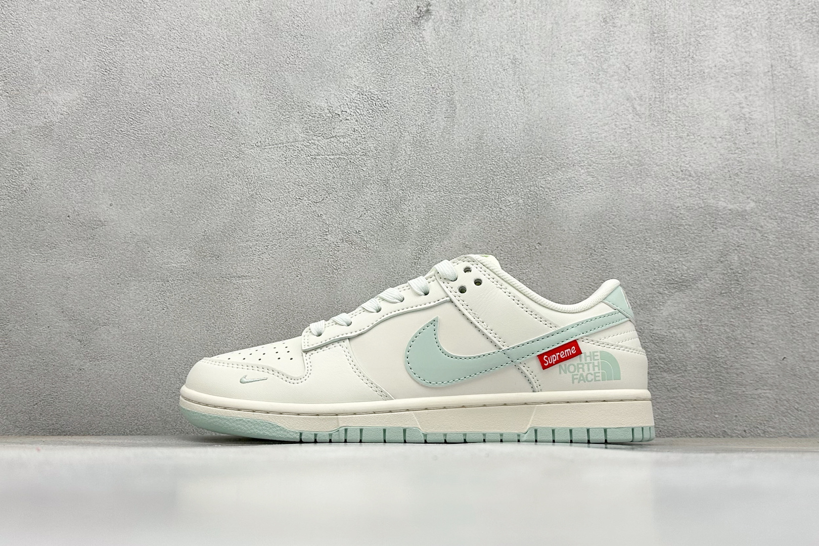 福利特价
Nike SB Dunk Low x Supreme x The North Face 薄荷绿