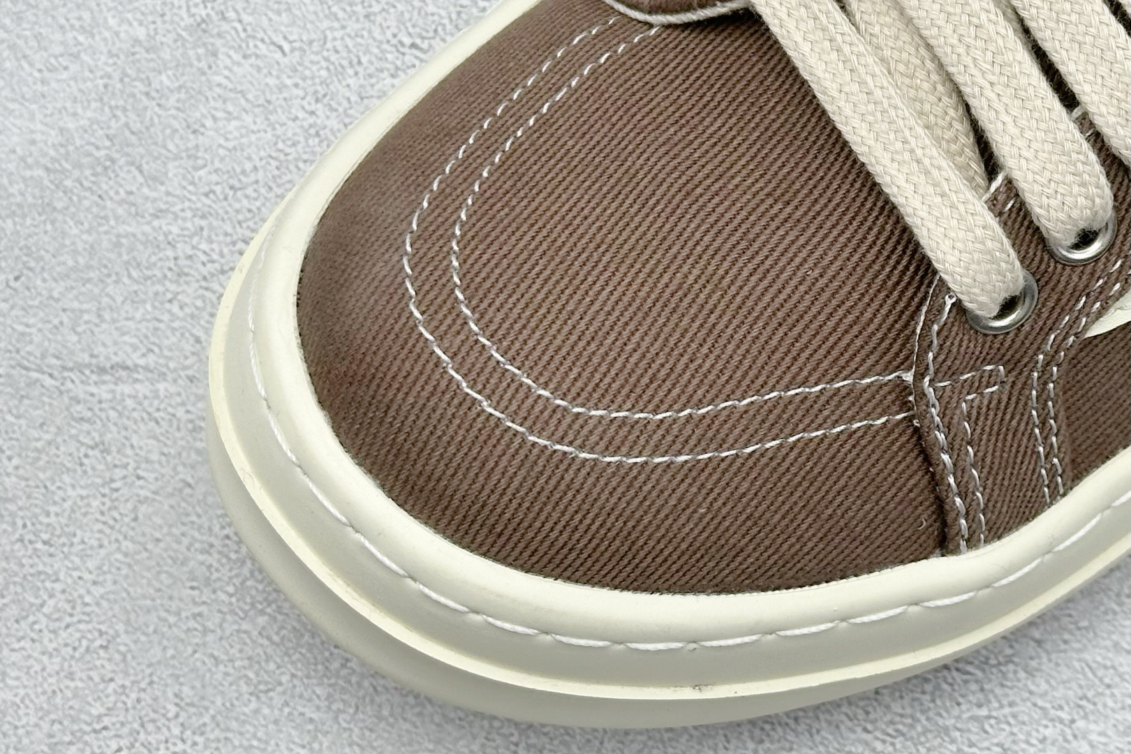 图片[7]-OK版Rick Owens Drkshdw 瑞克·欧文低帮牛仔布时尚运动板鞋 二级市场已经7K以上 平台客户随意卖四位数 RO广东原厂出品 纯原天花板 原版一比一复刻 冲正绝不翻车 还原度达到百分之98以上 原楦开发纸版版型 ZP拆解原版1：1复模裁片纸版 力求做到0错位 这样才能达到和zp一致的鞋型味道 采用进口cnc数控机床开发对版独家tpu奶香大底 区别于市场所有版本 zp同源定制尼龙布 达到和zp一致手感 原厂进口细纹布 万邦订购原厂高弹粉红色海绵 内里搭配软质细腻羊皮 TPU高密度大底 软硬度透光度高已经测试和原版一致 尺码：35 36 37 38 39 40 41 42 43 44 45 46-选品中心