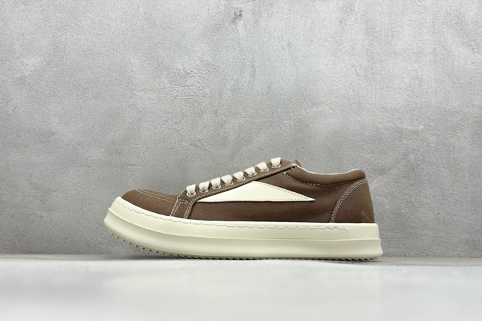 OK版Rick Owens Drkshdw 瑞克·欧文低帮牛仔布时尚运动板鞋 二级市场已经7K以上 平台客户随意卖四位数 RO广东原厂出品 纯原天花板 原版一比一复刻 冲正绝不翻车 还原度达到百分之98以上 原楦开发纸版版型 ZP拆解原版1：1复模裁片纸版 力求做到0错位 这样才能达到和zp一致的鞋型味道 采用进口cnc数控机床开发对版独家tpu奶香大底 区别于市场所有版本 zp同源定制尼龙布 达到和zp一致手感 原厂进口细纹布 万邦订购原厂高弹粉红色海绵 内里搭配软质细腻羊皮 TPU高密度大底 软硬度透光度高已经测试和原版一致 尺码：35 36 37 38 39 40 41 42 43 44 45 46-选品中心