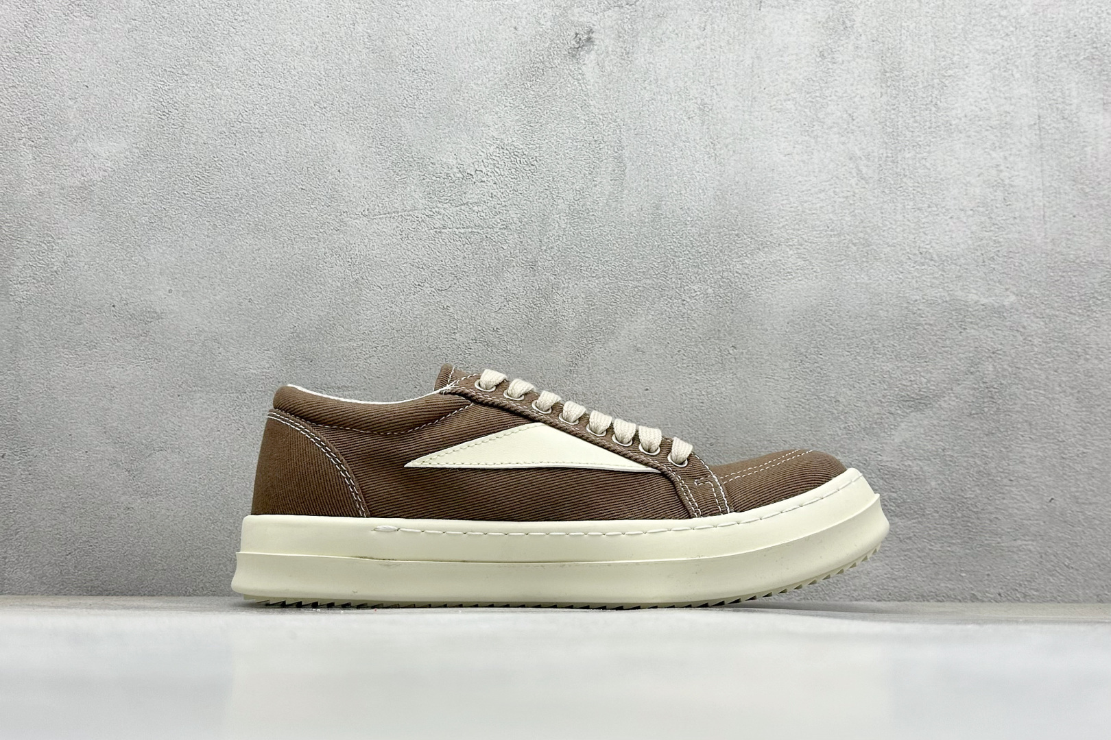 图片[2]-OK版Rick Owens Drkshdw 瑞克·欧文低帮牛仔布时尚运动板鞋 二级市场已经7K以上 平台客户随意卖四位数 RO广东原厂出品 纯原天花板 原版一比一复刻 冲正绝不翻车 还原度达到百分之98以上 原楦开发纸版版型 ZP拆解原版1：1复模裁片纸版 力求做到0错位 这样才能达到和zp一致的鞋型味道 采用进口cnc数控机床开发对版独家tpu奶香大底 区别于市场所有版本 zp同源定制尼龙布 达到和zp一致手感 原厂进口细纹布 万邦订购原厂高弹粉红色海绵 内里搭配软质细腻羊皮 TPU高密度大底 软硬度透光度高已经测试和原版一致 尺码：35 36 37 38 39 40 41 42 43 44 45 46-选品中心