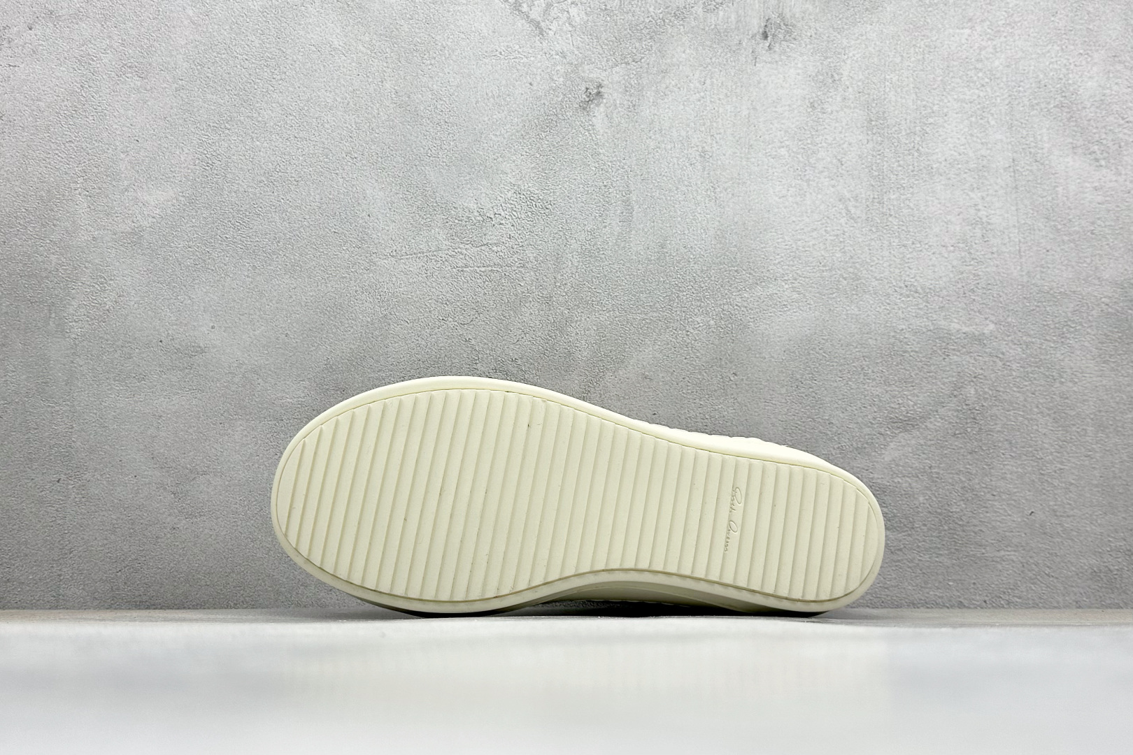 图片[4]-OK版Rick Owens Drkshdw 瑞克·欧文低帮牛仔布时尚运动板鞋 二级市场已经7K以上 平台客户随意卖四位数 RO广东原厂出品 纯原天花板 原版一比一复刻 冲正绝不翻车 还原度达到百分之98以上 原楦开发纸版版型 ZP拆解原版1：1复模裁片纸版 力求做到0错位 这样才能达到和zp一致的鞋型味道 采用进口cnc数控机床开发对版独家tpu奶香大底 区别于市场所有版本 zp同源定制尼龙布 达到和zp一致手感 原厂进口细纹布 万邦订购原厂高弹粉红色海绵 内里搭配软质细腻羊皮 TPU高密度大底 软硬度透光度高已经测试和原版一致 尺码：35 36 37 38 39 40 41 42 43 44 45 46-选品中心