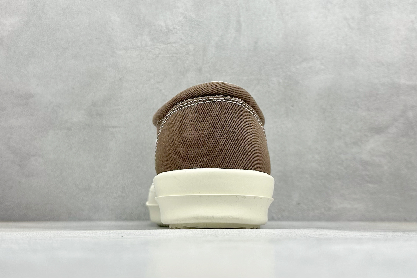 图片[6]-OK版Rick Owens Drkshdw 瑞克·欧文低帮牛仔布时尚运动板鞋 二级市场已经7K以上 平台客户随意卖四位数 RO广东原厂出品 纯原天花板 原版一比一复刻 冲正绝不翻车 还原度达到百分之98以上 原楦开发纸版版型 ZP拆解原版1：1复模裁片纸版 力求做到0错位 这样才能达到和zp一致的鞋型味道 采用进口cnc数控机床开发对版独家tpu奶香大底 区别于市场所有版本 zp同源定制尼龙布 达到和zp一致手感 原厂进口细纹布 万邦订购原厂高弹粉红色海绵 内里搭配软质细腻羊皮 TPU高密度大底 软硬度透光度高已经测试和原版一致 尺码：35 36 37 38 39 40 41 42 43 44 45 46-选品中心