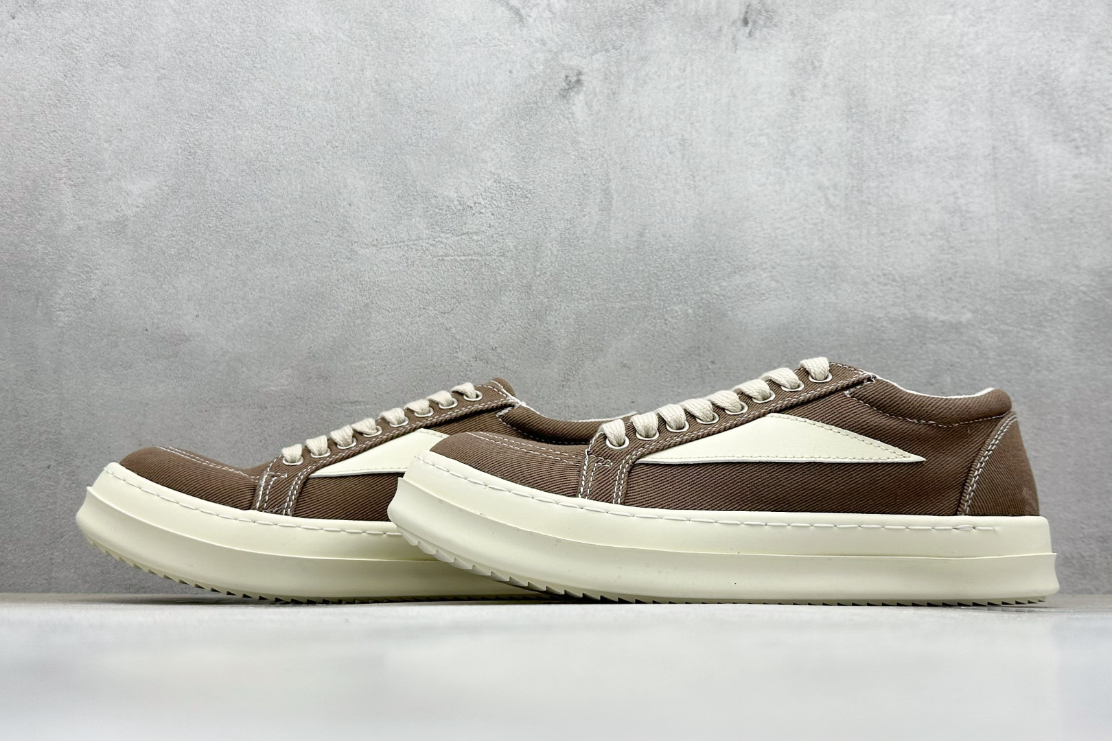 图片[5]-OK版Rick Owens Drkshdw 瑞克·欧文低帮牛仔布时尚运动板鞋 二级市场已经7K以上 平台客户随意卖四位数 RO广东原厂出品 纯原天花板 原版一比一复刻 冲正绝不翻车 还原度达到百分之98以上 原楦开发纸版版型 ZP拆解原版1：1复模裁片纸版 力求做到0错位 这样才能达到和zp一致的鞋型味道 采用进口cnc数控机床开发对版独家tpu奶香大底 区别于市场所有版本 zp同源定制尼龙布 达到和zp一致手感 原厂进口细纹布 万邦订购原厂高弹粉红色海绵 内里搭配软质细腻羊皮 TPU高密度大底 软硬度透光度高已经测试和原版一致 尺码：35 36 37 38 39 40 41 42 43 44 45 46-选品中心