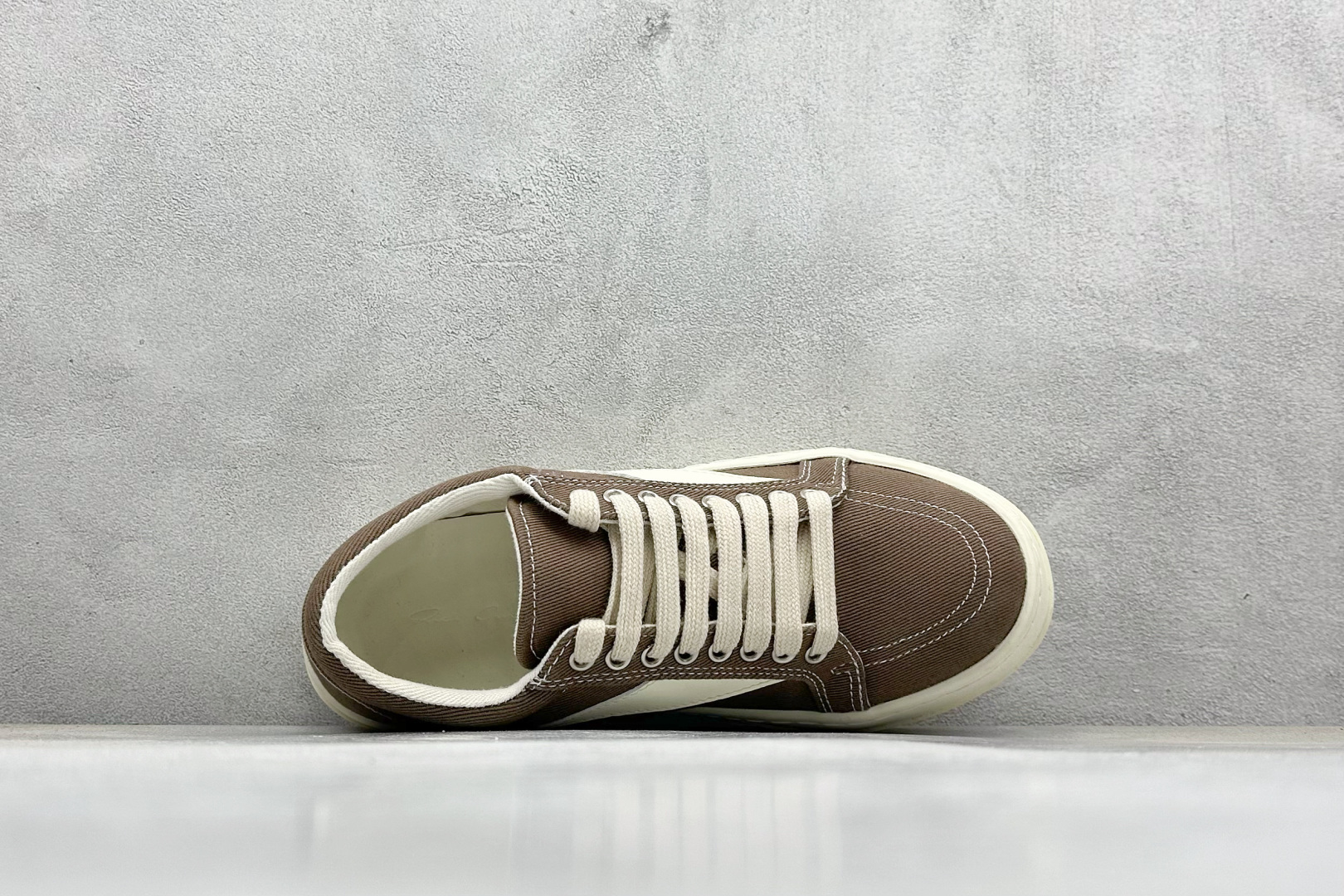 图片[3]-OK版Rick Owens Drkshdw 瑞克·欧文低帮牛仔布时尚运动板鞋 二级市场已经7K以上 平台客户随意卖四位数 RO广东原厂出品 纯原天花板 原版一比一复刻 冲正绝不翻车 还原度达到百分之98以上 原楦开发纸版版型 ZP拆解原版1：1复模裁片纸版 力求做到0错位 这样才能达到和zp一致的鞋型味道 采用进口cnc数控机床开发对版独家tpu奶香大底 区别于市场所有版本 zp同源定制尼龙布 达到和zp一致手感 原厂进口细纹布 万邦订购原厂高弹粉红色海绵 内里搭配软质细腻羊皮 TPU高密度大底 软硬度透光度高已经测试和原版一致 尺码：35 36 37 38 39 40 41 42 43 44 45 46-选品中心