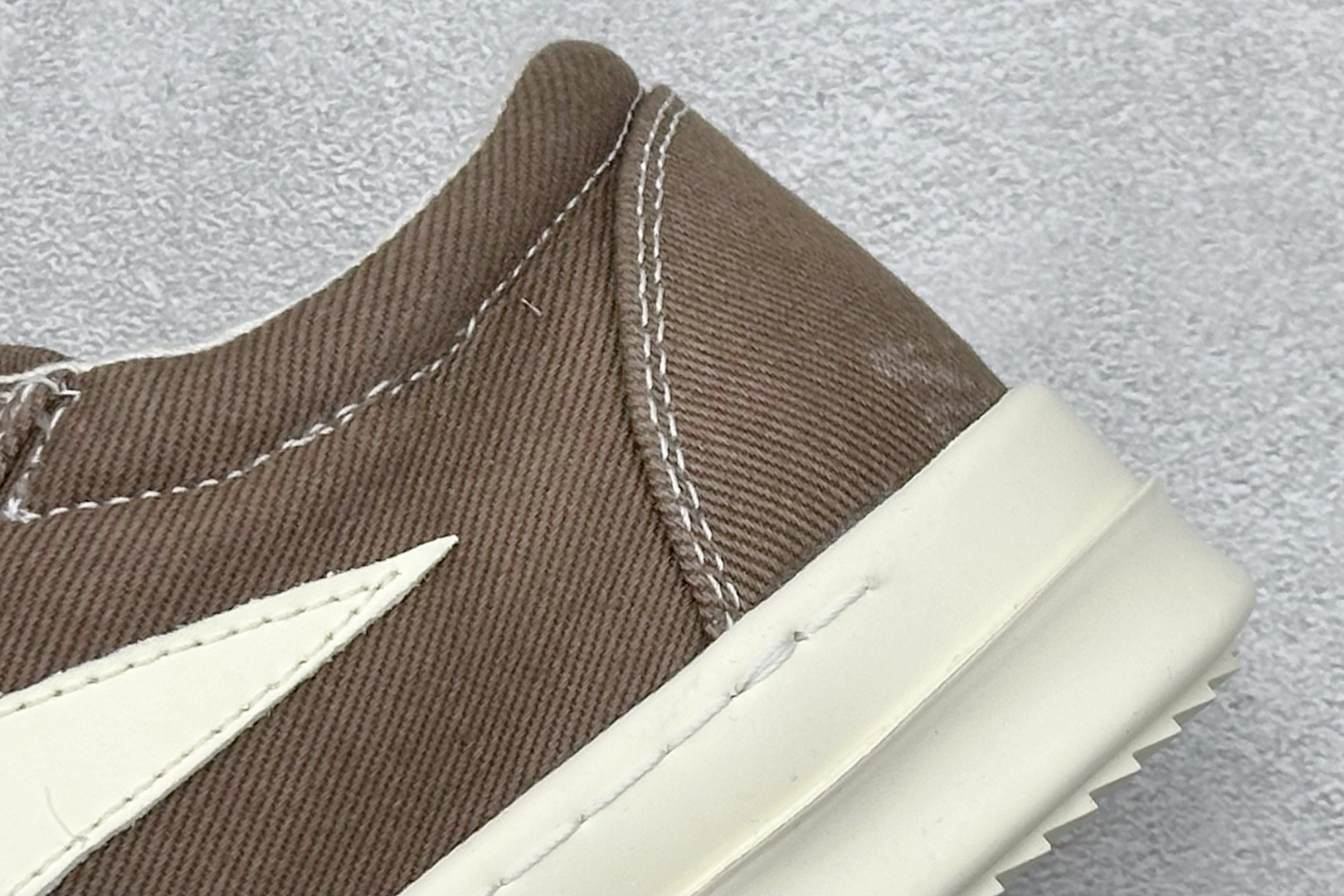 图片[9]-OK版Rick Owens Drkshdw 瑞克·欧文低帮牛仔布时尚运动板鞋 二级市场已经7K以上 平台客户随意卖四位数 RO广东原厂出品 纯原天花板 原版一比一复刻 冲正绝不翻车 还原度达到百分之98以上 原楦开发纸版版型 ZP拆解原版1：1复模裁片纸版 力求做到0错位 这样才能达到和zp一致的鞋型味道 采用进口cnc数控机床开发对版独家tpu奶香大底 区别于市场所有版本 zp同源定制尼龙布 达到和zp一致手感 原厂进口细纹布 万邦订购原厂高弹粉红色海绵 内里搭配软质细腻羊皮 TPU高密度大底 软硬度透光度高已经测试和原版一致 尺码：35 36 37 38 39 40 41 42 43 44 45 46-选品中心