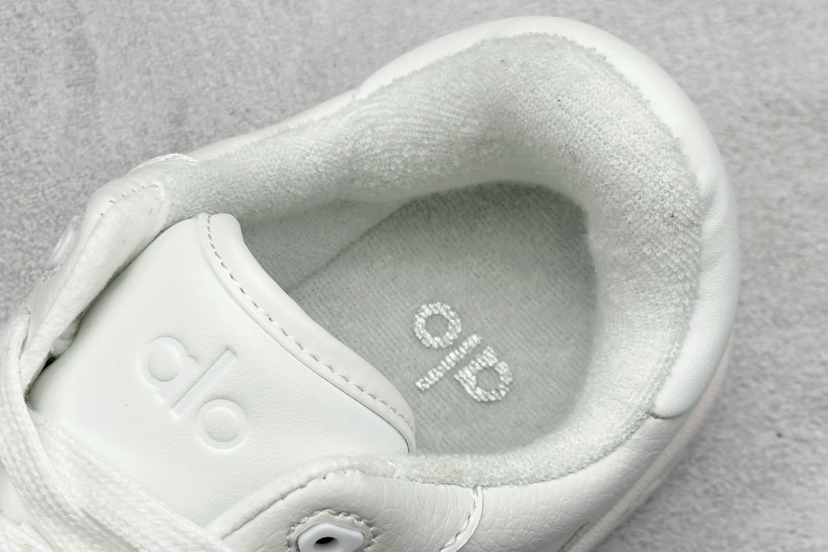 图片[8]-Alo Yoga Recovery Mode 拉布布，人气单品 舒适简约防滑耐磨低帮休闲板鞋 Alo Yoga于2007年创立于洛杉矶，意在传播有意识的运动，同时激发人们的健康意识与创造力。品牌的核心理念在于制作能够带来完美体验的瑜伽服饰与功能性单品，让有意识的运动融入并改变生活。 尺码：36-45-选品中心