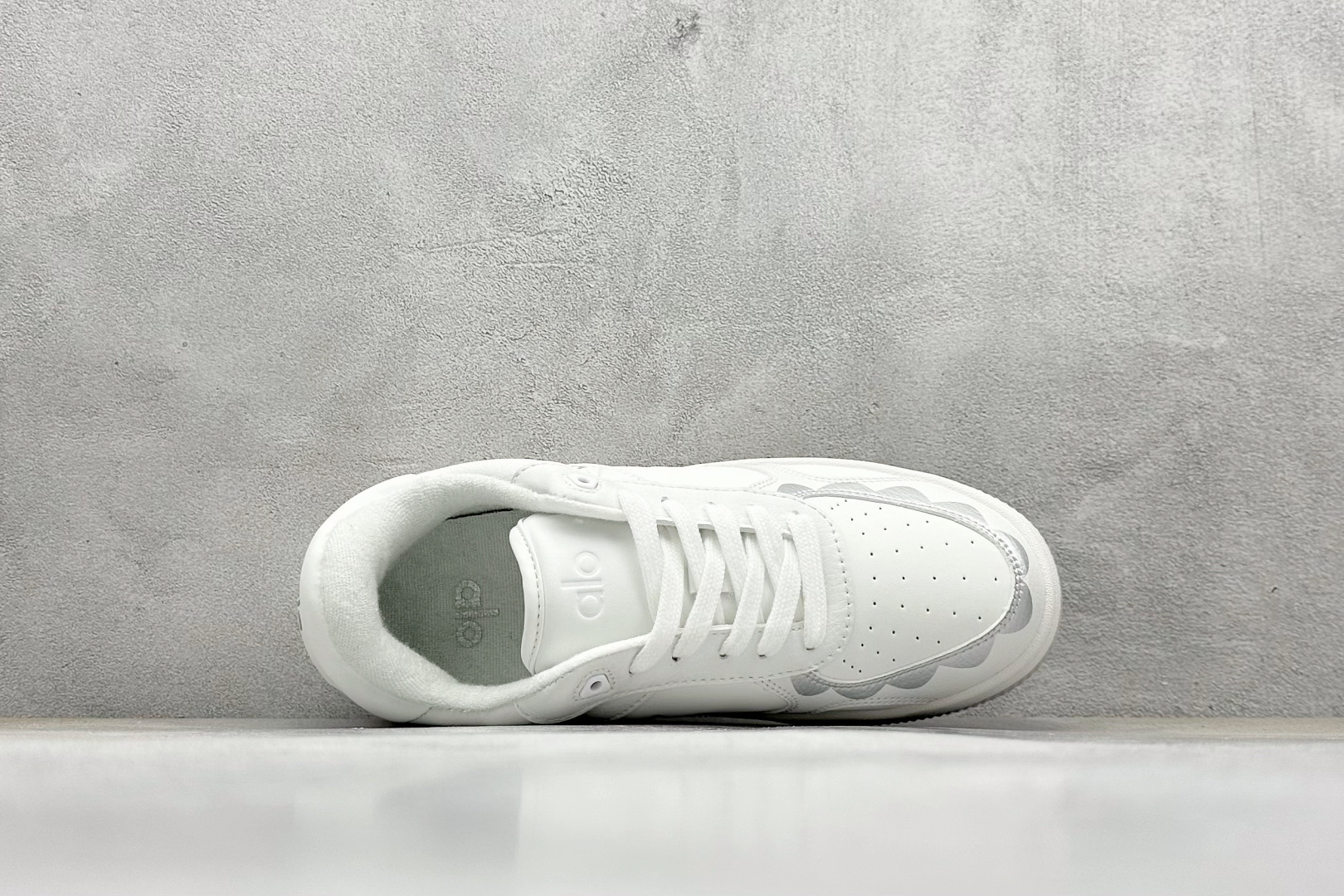 图片[3]-Alo Yoga Recovery Mode 拉布布，人气单品 舒适简约防滑耐磨低帮休闲板鞋 Alo Yoga于2007年创立于洛杉矶，意在传播有意识的运动，同时激发人们的健康意识与创造力。品牌的核心理念在于制作能够带来完美体验的瑜伽服饰与功能性单品，让有意识的运动融入并改变生活。 尺码：36-45-选品中心