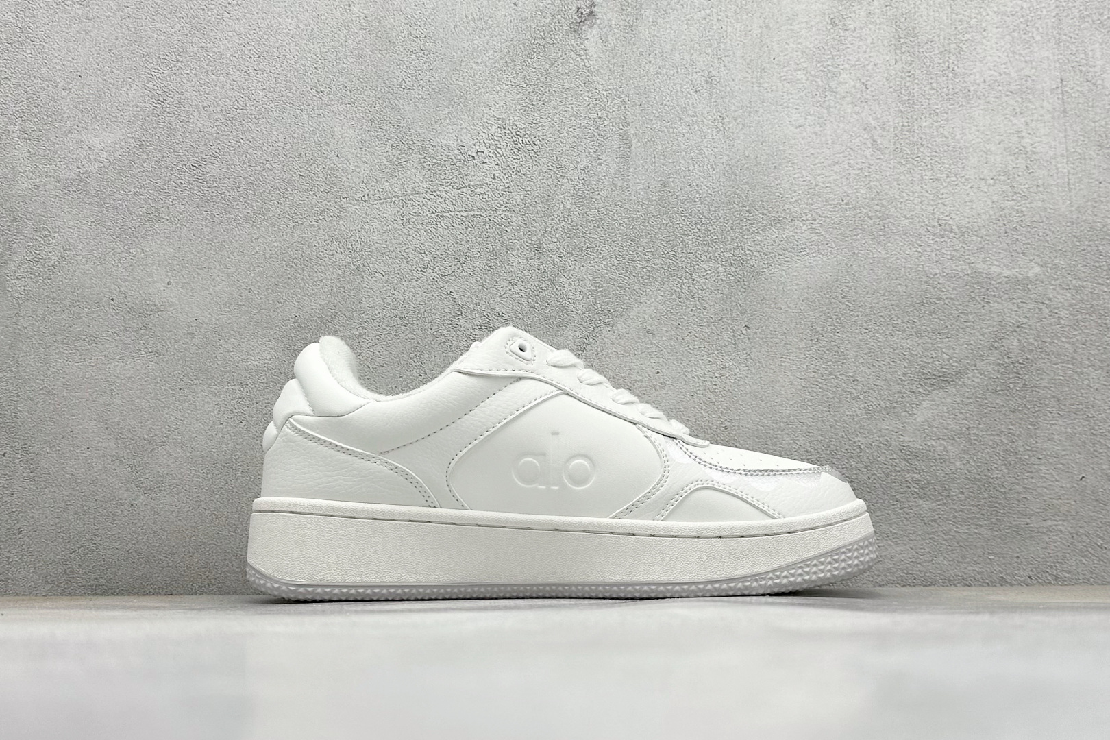 图片[2]-Alo Yoga Recovery Mode 拉布布，人气单品 舒适简约防滑耐磨低帮休闲板鞋 Alo Yoga于2007年创立于洛杉矶，意在传播有意识的运动，同时激发人们的健康意识与创造力。品牌的核心理念在于制作能够带来完美体验的瑜伽服饰与功能性单品，让有意识的运动融入并改变生活。 尺码：36-45-选品中心