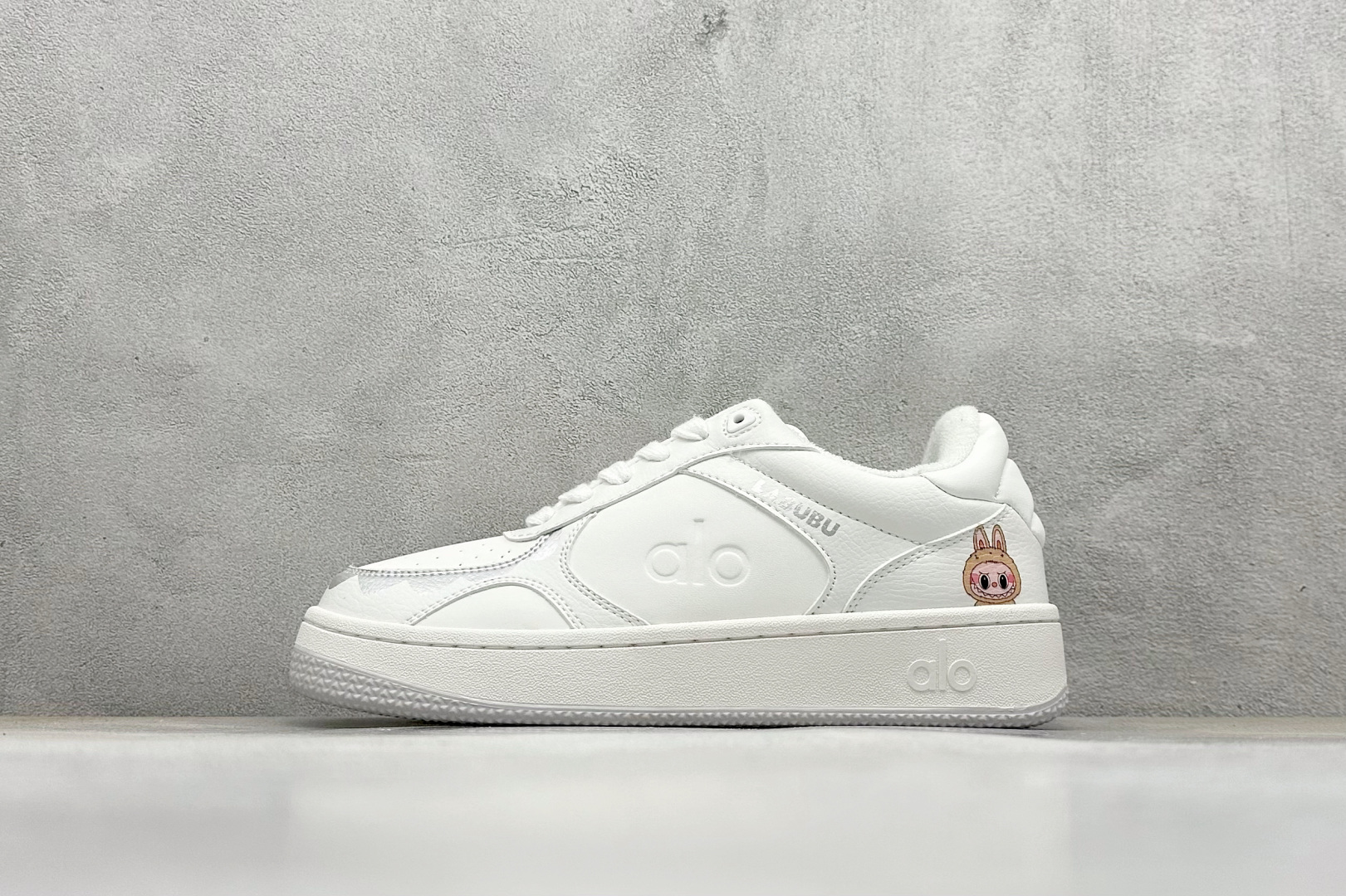 Alo Yoga Recovery Mode 拉布布，人气单品 舒适简约防滑耐磨低帮休闲板鞋 Alo Yoga于2007年创立于洛杉矶，意在传播有意识的运动，同时激发人们的健康意识与创造力。品牌的核心理念在于制作能够带来完美体验的瑜伽服饰与功能性单品，让有意识的运动融入并改变生活。 尺码：36-45-选品中心