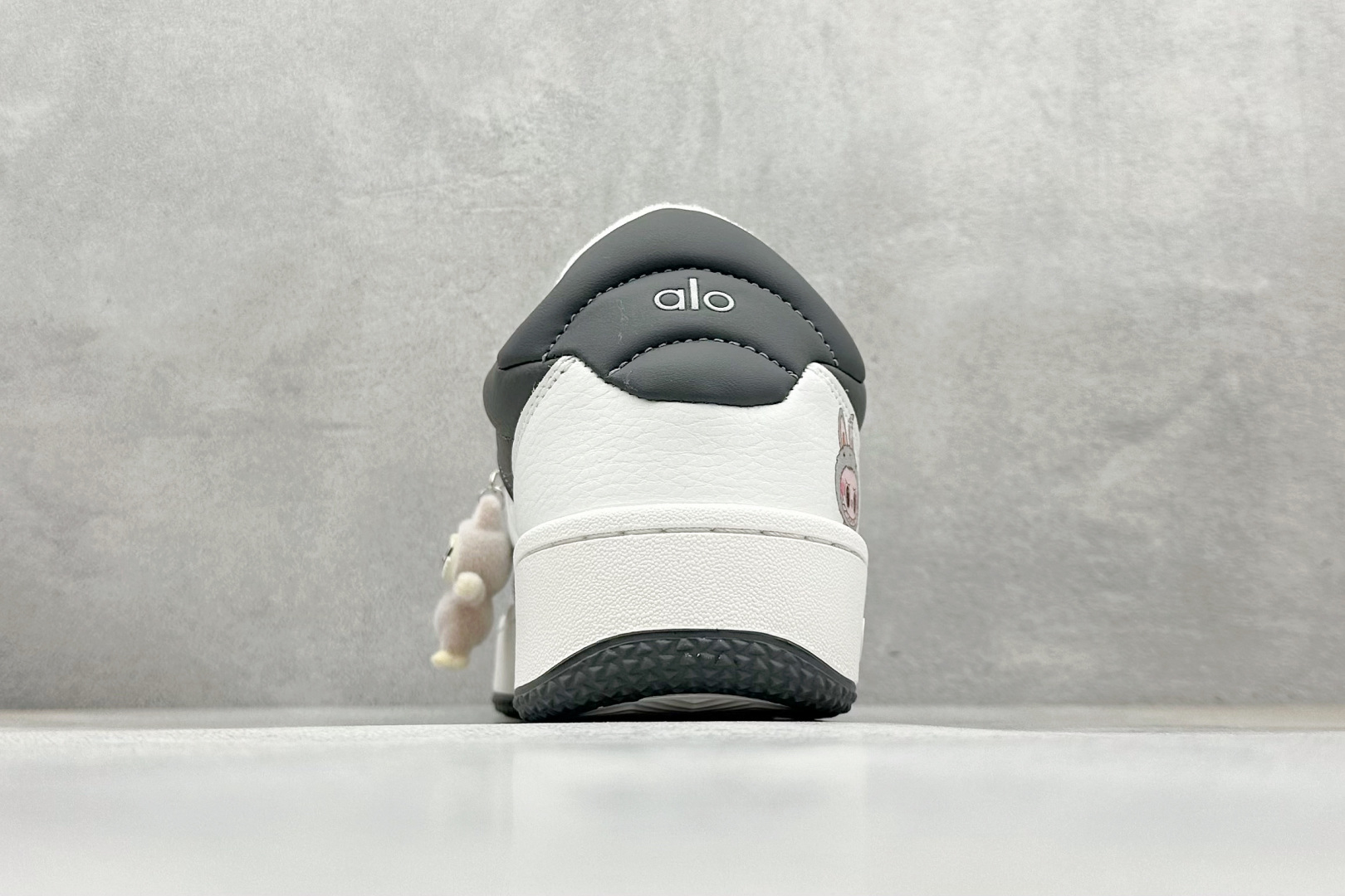 图片[6]-Alo Yoga Recovery Mode 拉布布，人气单品 舒适简约防滑耐磨低帮休闲板鞋 Alo Yoga于2007年创立于洛杉矶，意在传播有意识的运动，同时激发人们的健康意识与创造力。品牌的核心理念在于制作能够带来完美体验的瑜伽服饰与功能性单品，让有意识的运动融入并改变生活。 尺码：36-45-选品中心