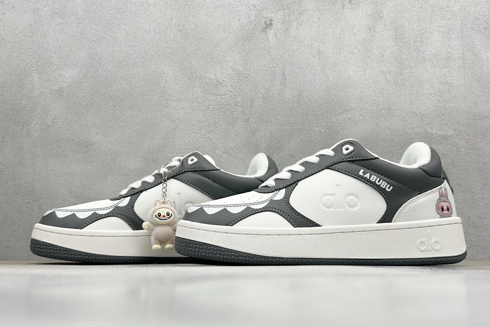 图片[5]-Alo Yoga Recovery Mode 拉布布，人气单品 舒适简约防滑耐磨低帮休闲板鞋 Alo Yoga于2007年创立于洛杉矶，意在传播有意识的运动，同时激发人们的健康意识与创造力。品牌的核心理念在于制作能够带来完美体验的瑜伽服饰与功能性单品，让有意识的运动融入并改变生活。 尺码：36-45-选品中心