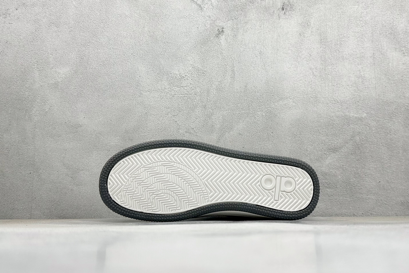 图片[4]-Alo Yoga Recovery Mode 拉布布，人气单品 舒适简约防滑耐磨低帮休闲板鞋 Alo Yoga于2007年创立于洛杉矶，意在传播有意识的运动，同时激发人们的健康意识与创造力。品牌的核心理念在于制作能够带来完美体验的瑜伽服饰与功能性单品，让有意识的运动融入并改变生活。 尺码：36-45-选品中心