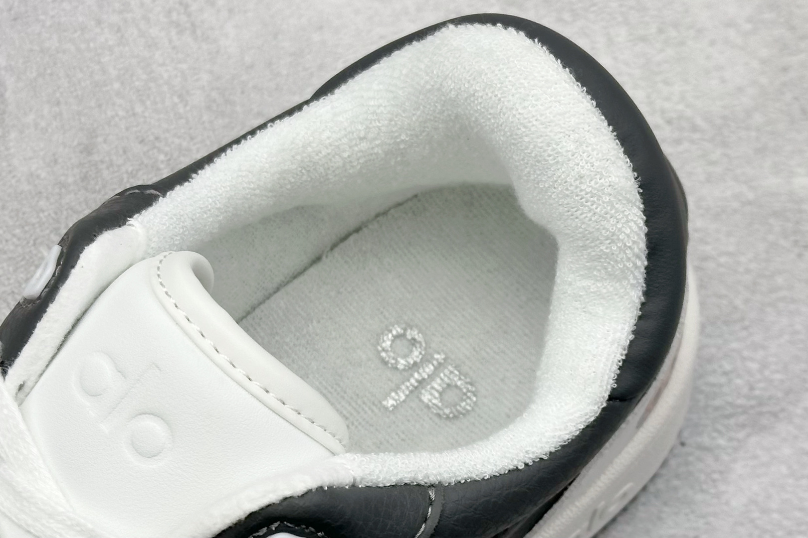 图片[8]-Alo Yoga Recovery Mode 拉布布，人气单品 舒适简约防滑耐磨低帮休闲板鞋 Alo Yoga于2007年创立于洛杉矶，意在传播有意识的运动，同时激发人们的健康意识与创造力。品牌的核心理念在于制作能够带来完美体验的瑜伽服饰与功能性单品，让有意识的运动融入并改变生活。 尺码：36-45-选品中心