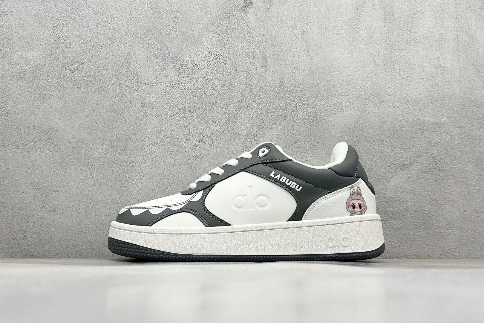 Alo Yoga Recovery Mode 拉布布，人气单品 舒适简约防滑耐磨低帮休闲板鞋 Alo Yoga于2007年创立于洛杉矶，意在传播有意识的运动，同时激发人们的健康意识与创造力。品牌的核心理念在于制作能够带来完美体验的瑜伽服饰与功能性单品，让有意识的运动融入并改变生活。 尺码：36-45-选品中心