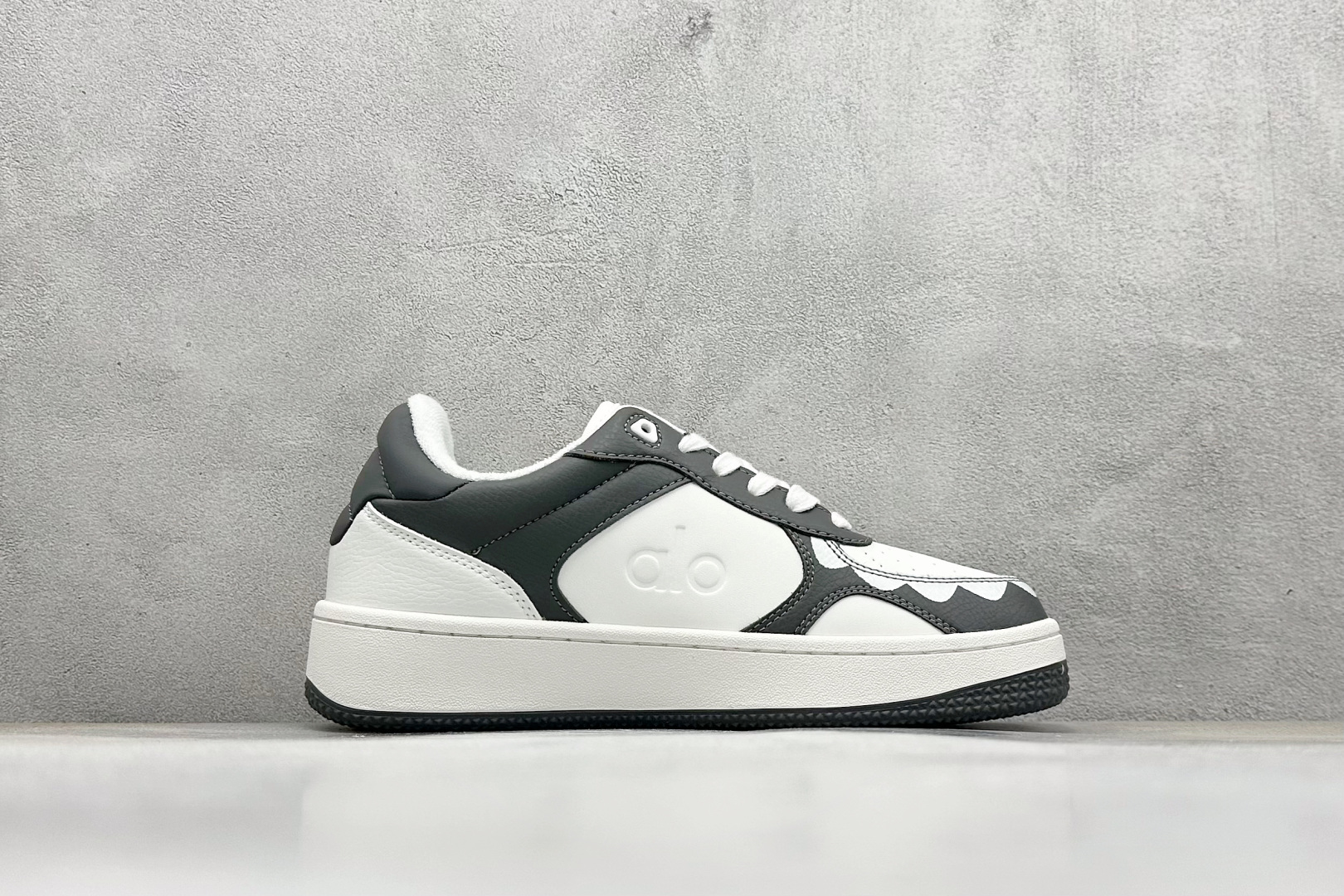 图片[2]-Alo Yoga Recovery Mode 拉布布，人气单品 舒适简约防滑耐磨低帮休闲板鞋 Alo Yoga于2007年创立于洛杉矶，意在传播有意识的运动，同时激发人们的健康意识与创造力。品牌的核心理念在于制作能够带来完美体验的瑜伽服饰与功能性单品，让有意识的运动融入并改变生活。 尺码：36-45-选品中心