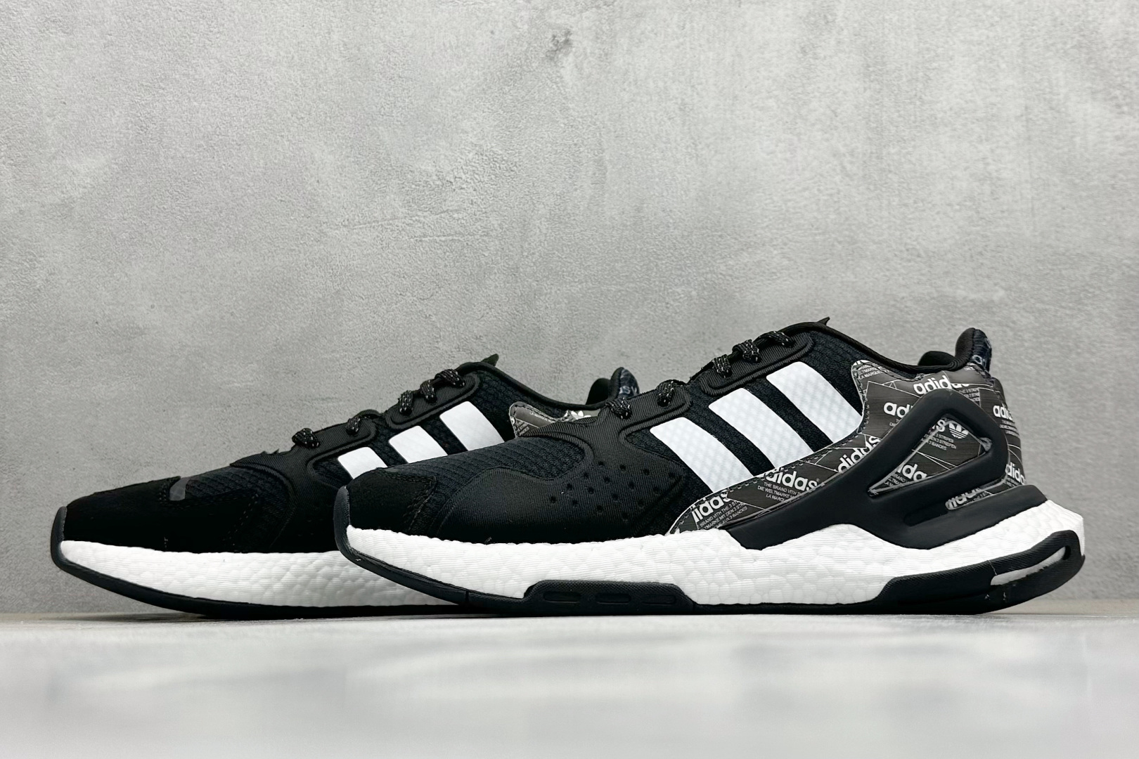 
Adidas Day Jogger 夜行者二代 
全掌BOOST踩屎感回弹大底 实拍首发 
陈奕迅同款