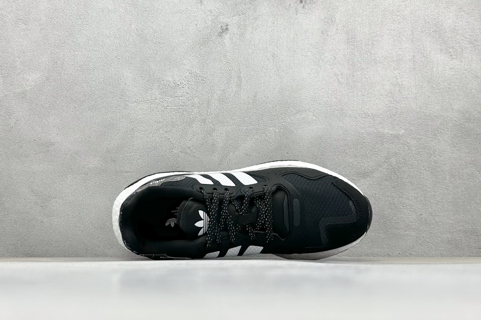 
Adidas Day Jogger 夜行者二代 
全掌BOOST踩屎感回弹大底 实拍首发 
陈奕迅同款