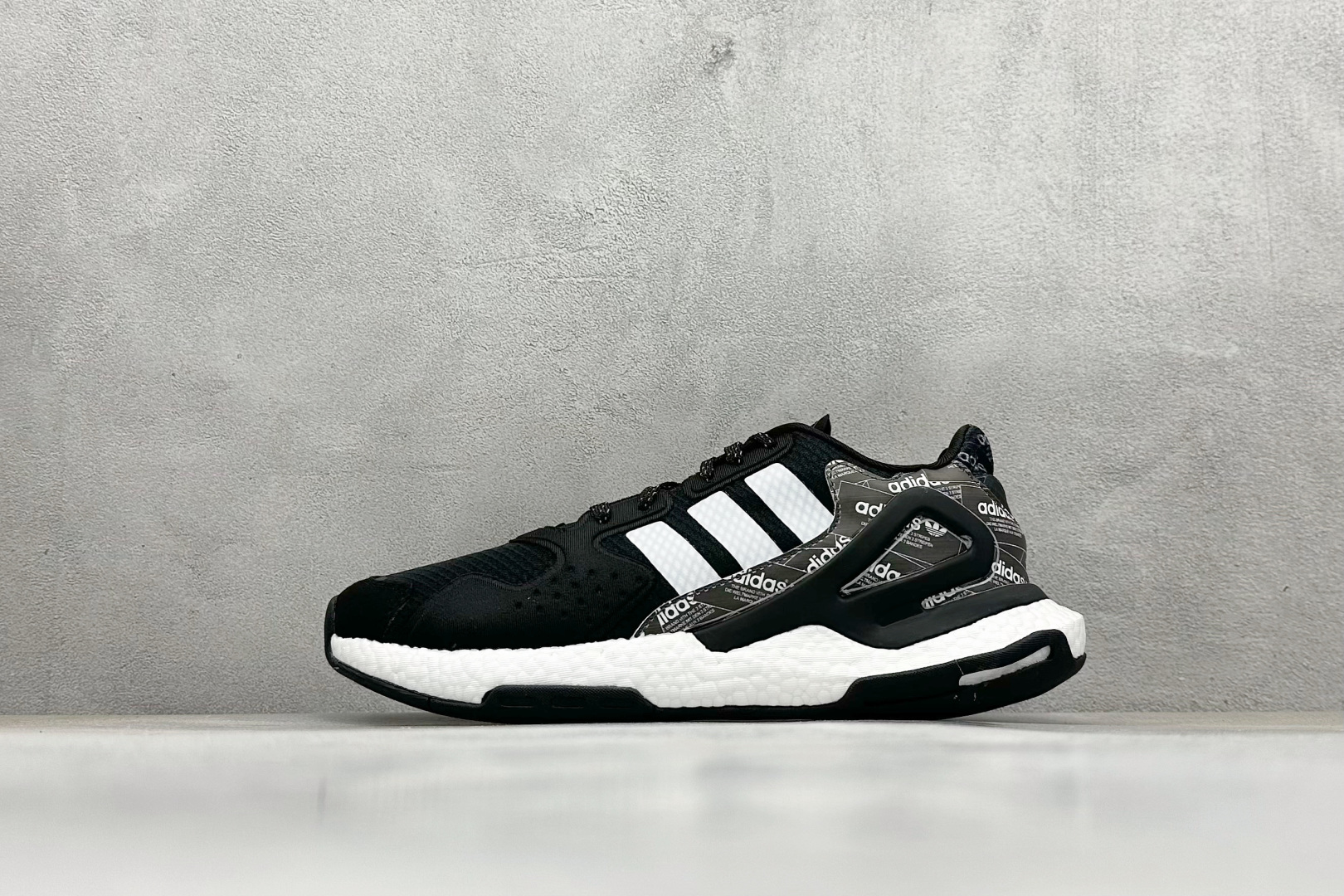 
Adidas Day Jogger 夜行者二代 
全掌BOOST踩屎感回弹大底 实拍首发 
陈奕迅同款