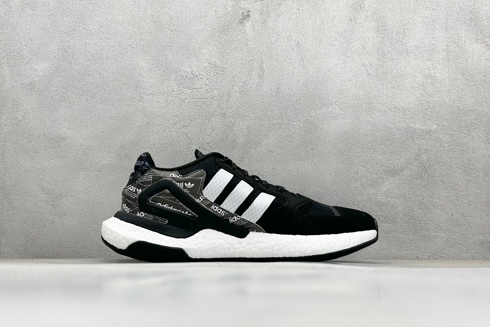 
Adidas Day Jogger 夜行者二代 
全掌BOOST踩屎感回弹大底 实拍首发 
陈奕迅同款