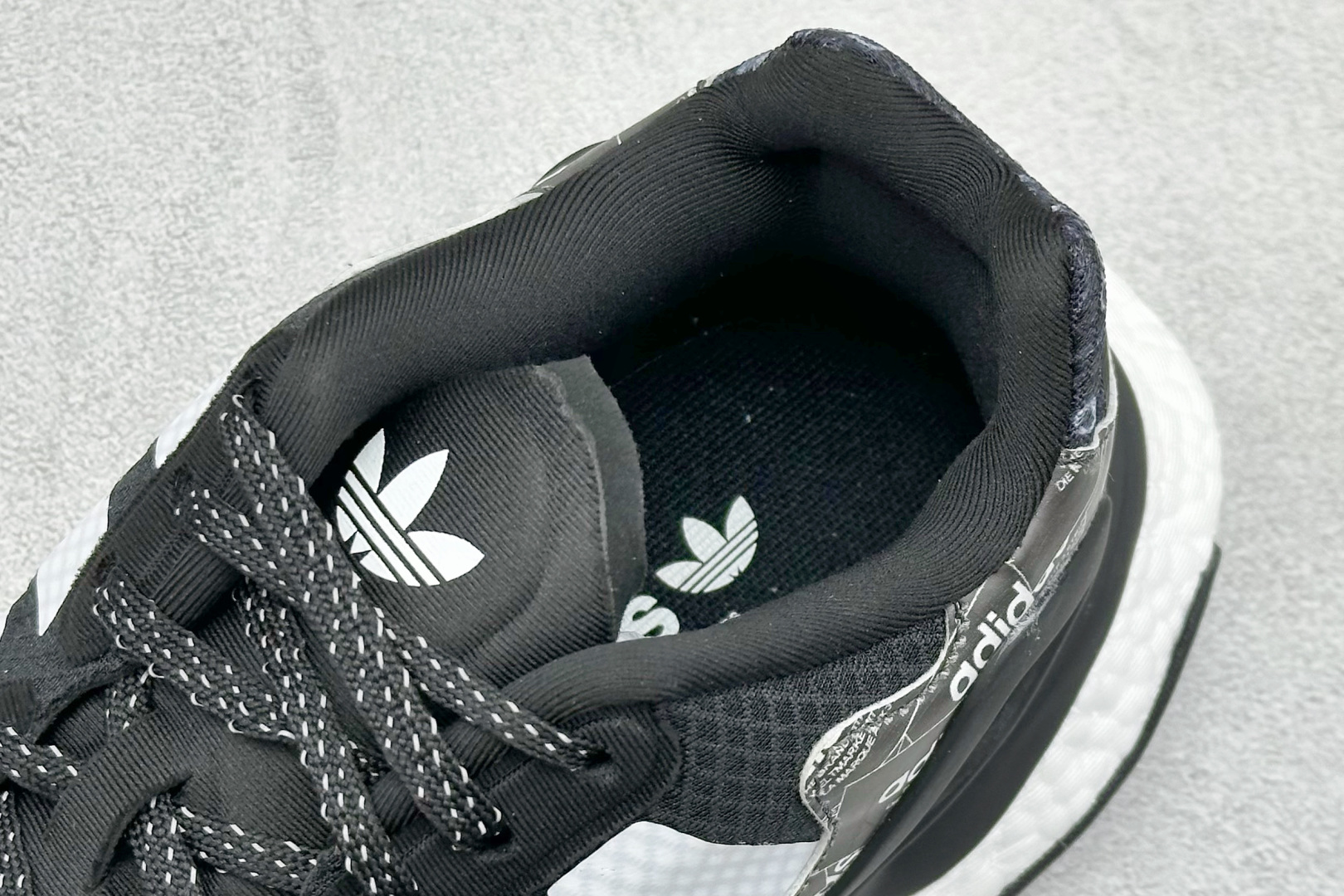 
Adidas Day Jogger 夜行者二代 
全掌BOOST踩屎感回弹大底 实拍首发 
陈奕迅同款
