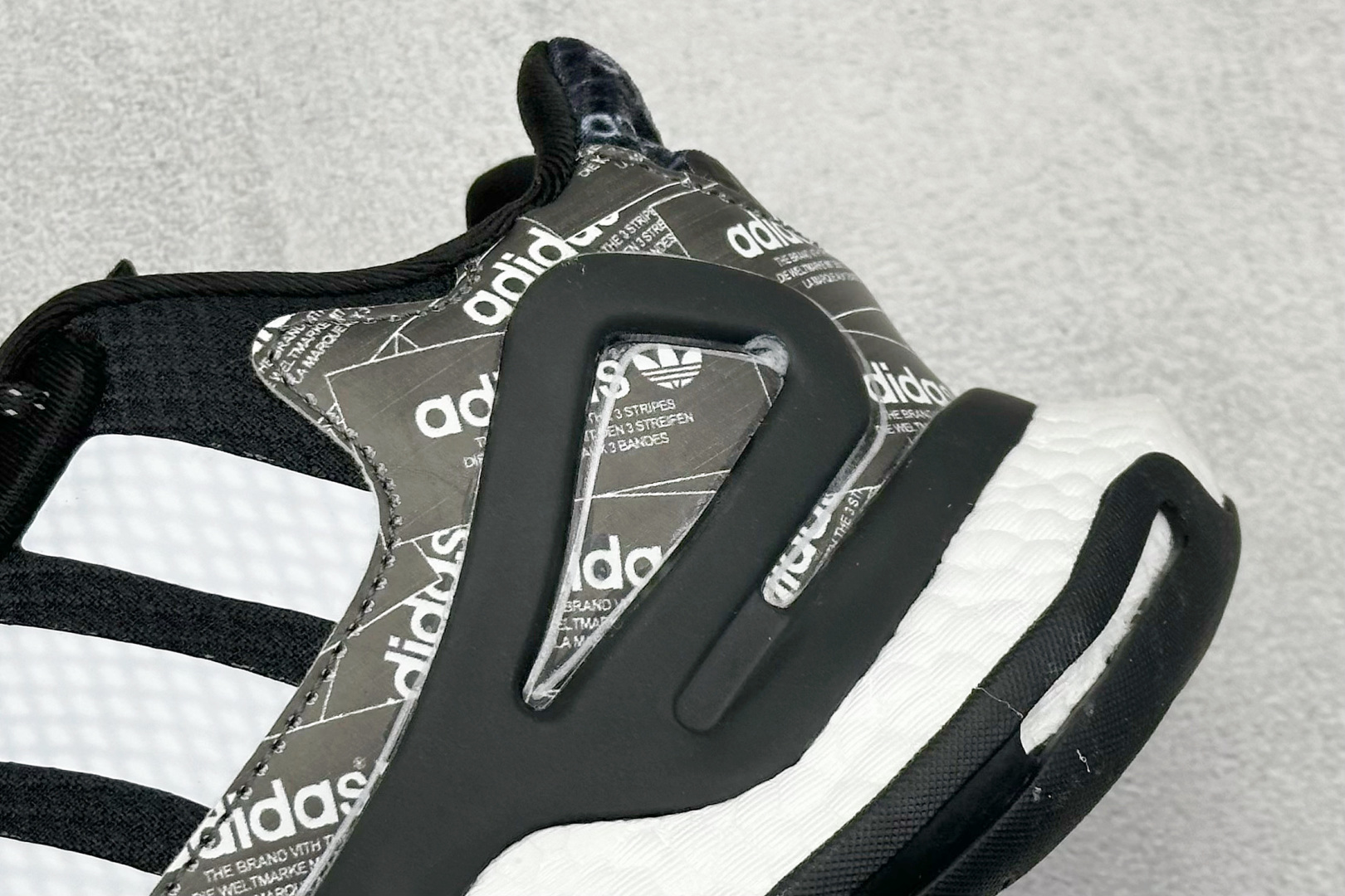 
Adidas Day Jogger 夜行者二代 
全掌BOOST踩屎感回弹大底 实拍首发 
陈奕迅同款