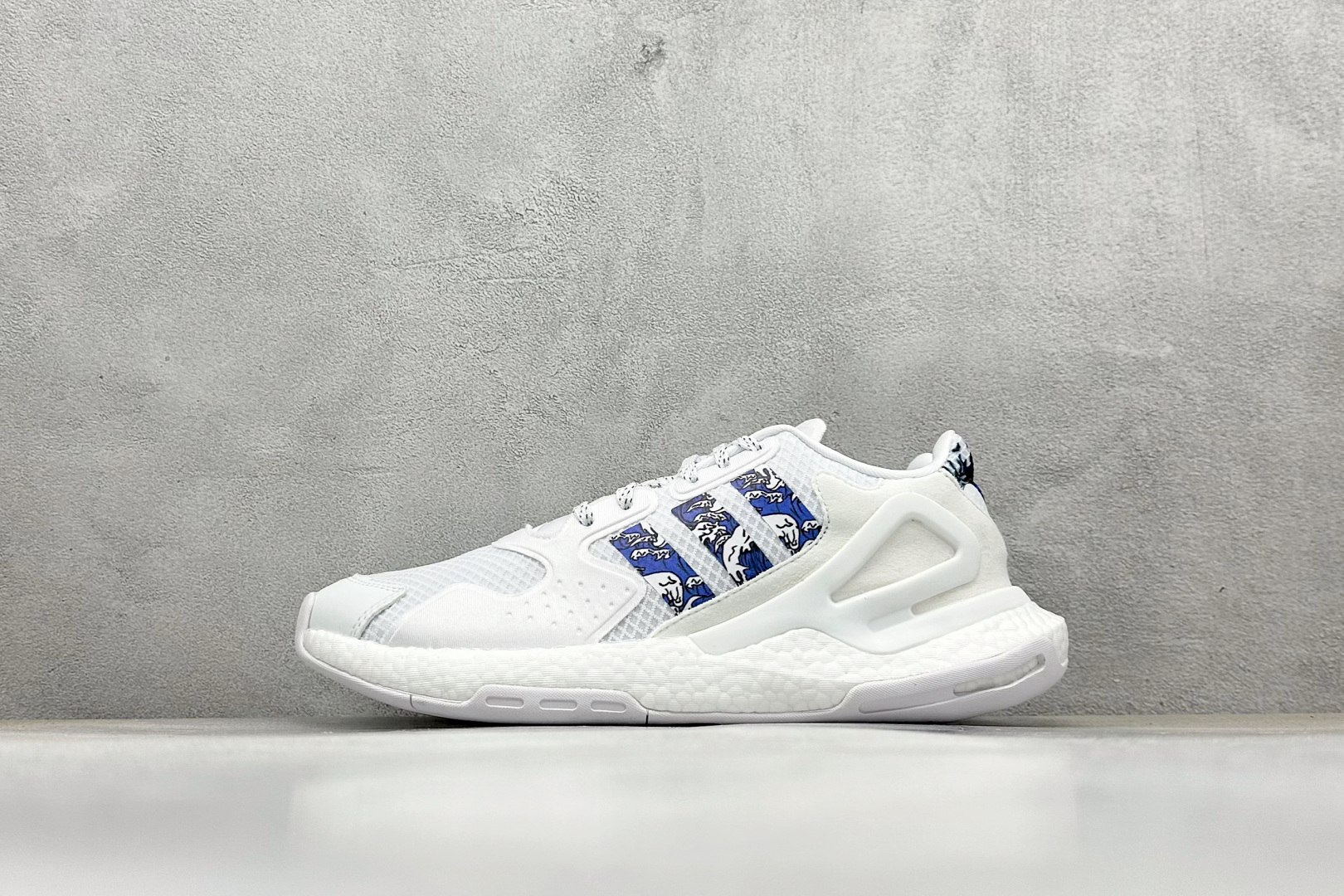 
Adidas Day Jogger 夜行者二代 
全掌BOOST踩屎感回弹大底 实拍首发 
陈奕迅同款