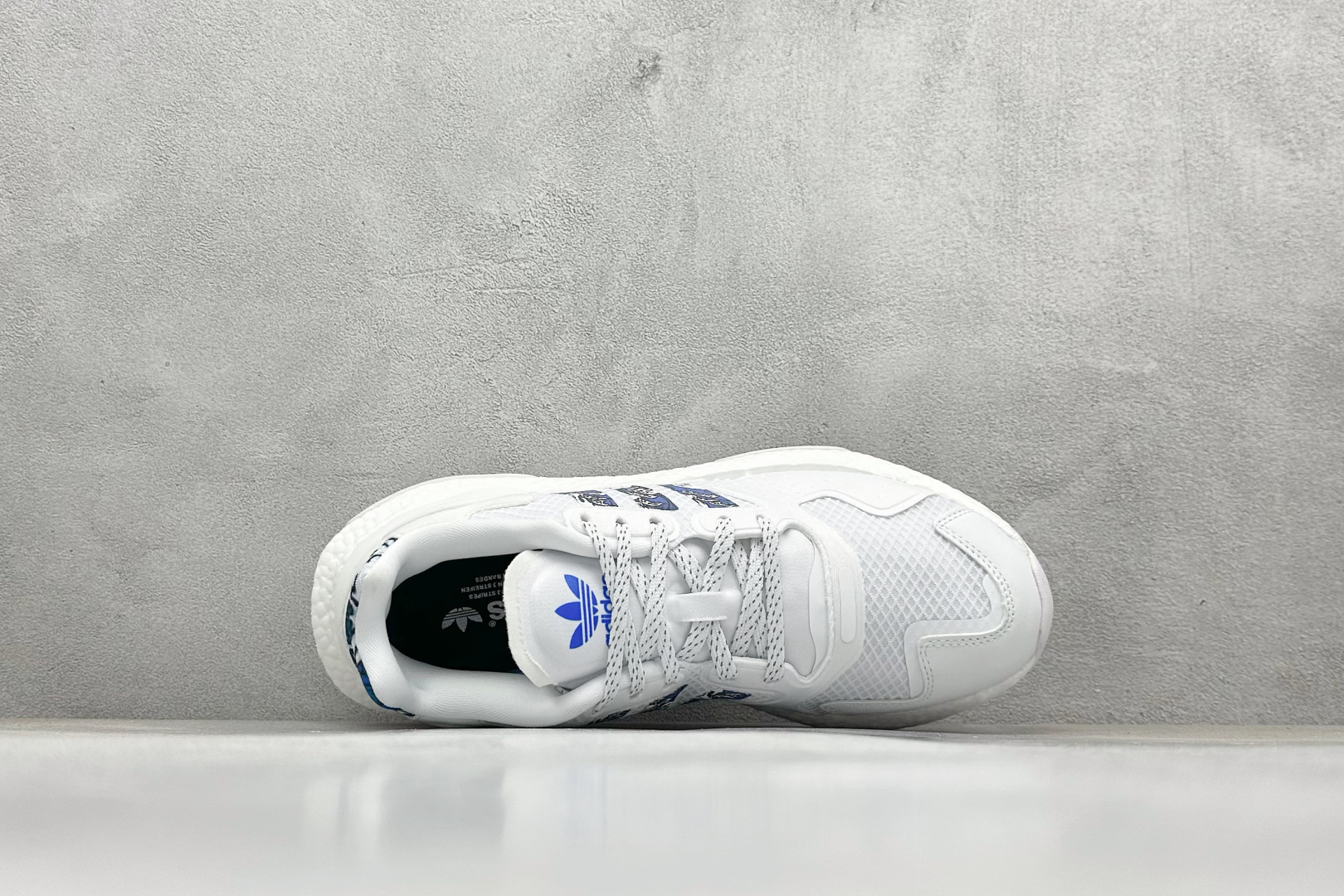 
Adidas Day Jogger 夜行者二代 
全掌BOOST踩屎感回弹大底 实拍首发 
陈奕迅同款