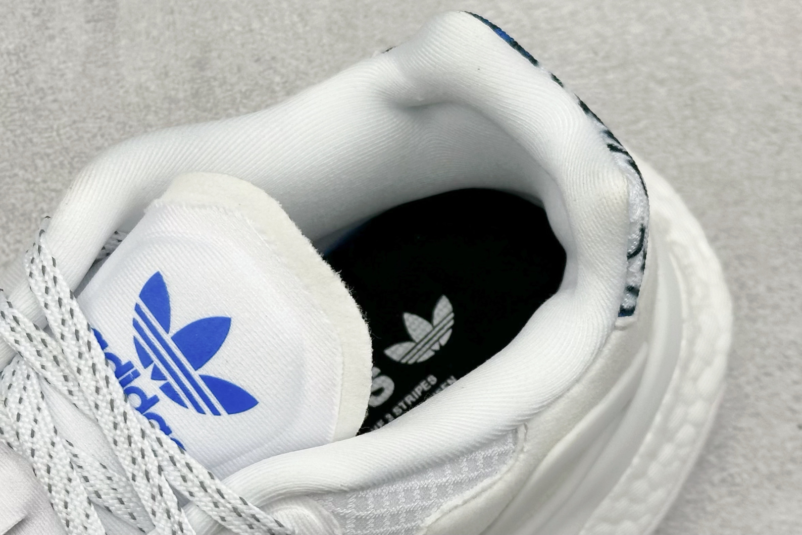 
Adidas Day Jogger 夜行者二代 
全掌BOOST踩屎感回弹大底 实拍首发 
陈奕迅同款