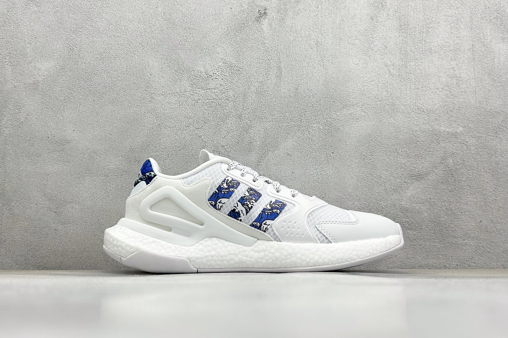 
Adidas Day Jogger 夜行者二代 
全掌BOOST踩屎感回弹大底 实拍首发 
陈奕迅同款