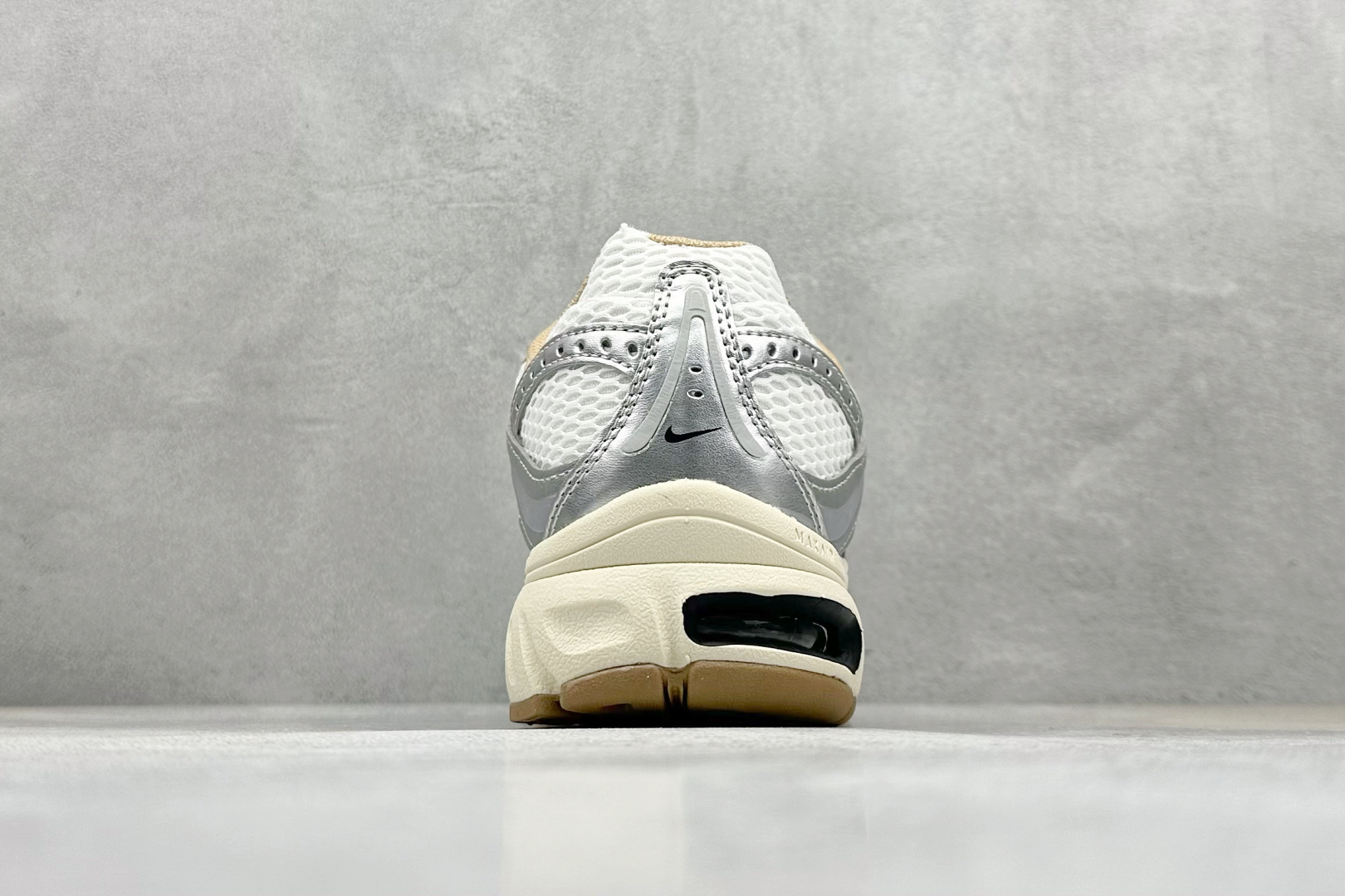Nike Air Max Moto 2K 百搭舒适耐磨 低帮跑步鞋 HQ2056-268