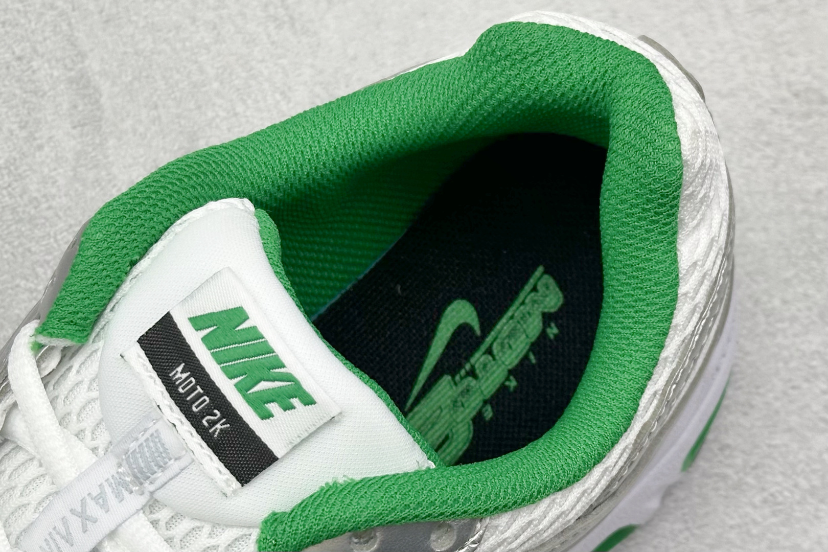 Nike Air Max Moto 2K 百搭舒适耐磨 低帮跑步鞋 HQ2056-102
