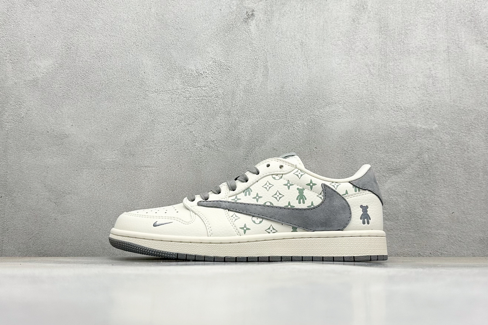 福利特价  Travis Scott x Fragment Design x Jordan Air Jordan 1 Low OG SP “暴力熊联名——星灰花纹” 多方联名合作融合了Travis Scott 独特的音乐风格，藤原浩个性的设计风格以及Jordan品牌的经典元素 使其成为一双具有独特身份和价值的鞋子 清新而立体的外观加上联名标识更突出了其独特身份 这种配色方案显示出活力和时尚感 在视觉上引人注目 鞋身的质感和细腻的细节处理使其显得高端而格调十足 这款“倒钩”联名是设计与创意完美结合 融合多方的个性风格是一款备受瞩目的潮流鞋款 低帮休闲板鞋 定制鞋盒 大厂纯原品质出货 超高清洁度 皮料切割干净无任何毛边 细节完美 货号： SJ2068-111 尺码： 36 36.5 37.5 38 38.5 39 40 40.5 41 42 42.5 43 44 44.5 45-选品中心