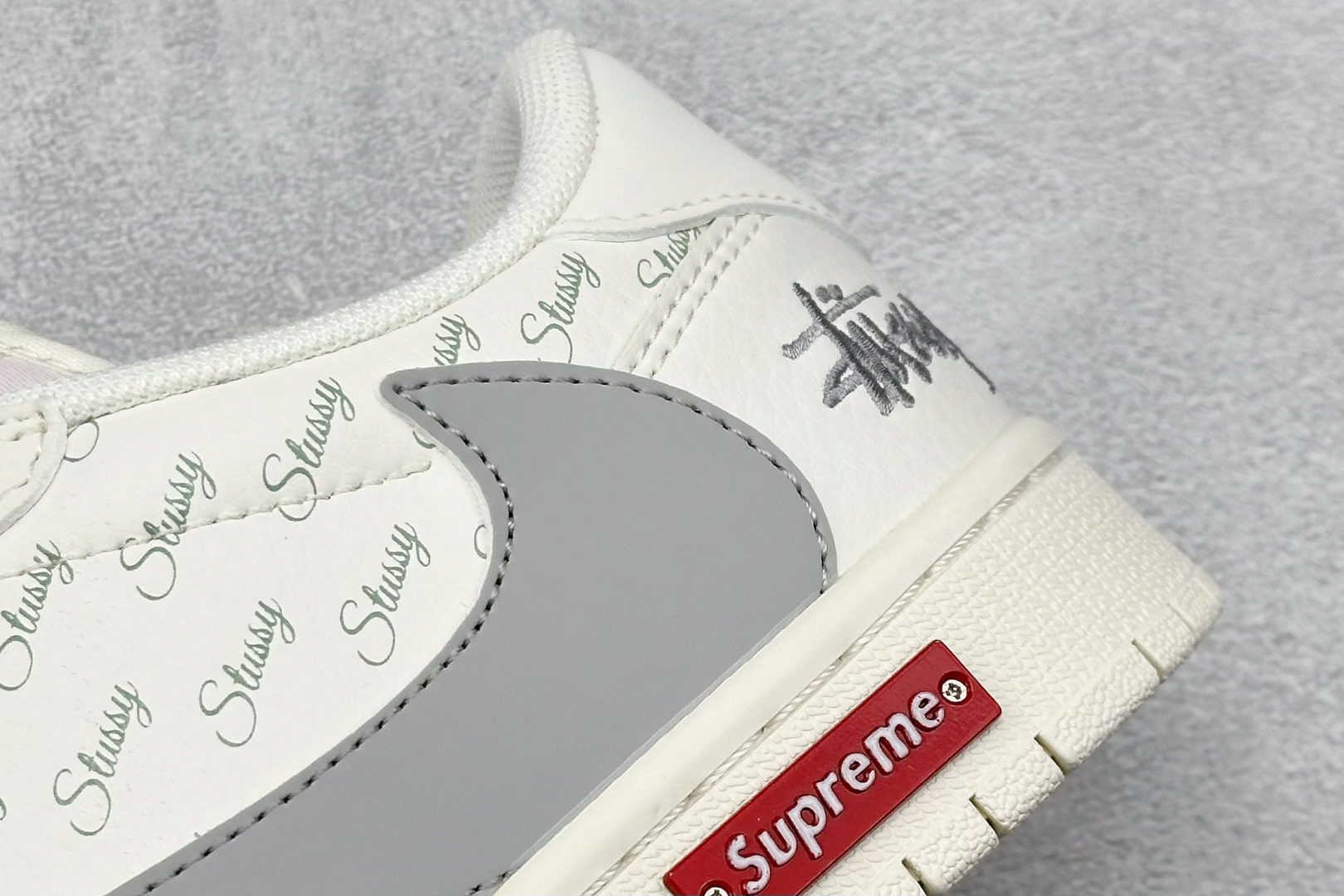 图片[9]-福利特价  Travis Scott x Fragment Design x Jordan Air Jordan 1 Low OG SP “斯图西联名——英文米灰勾” 多方联名合作融合了Travis Scott 独特的音乐风格，藤原浩个性的设计风格以及Jordan品牌的经典元素 使其成为一双具有独特身份和价值的鞋子 清新而立体的外观加上联名标识更突出了其独特身份 这种配色方案显示出活力和时尚感 在视觉上引人注目 鞋身的质感和细腻的细节处理使其显得高端而格调十足 这款“倒钩”联名是设计与创意完美结合 融合多方的个性风格是一款备受瞩目的潮流鞋款 低帮休闲板鞋 定制鞋盒 大厂纯原品质出货 超高清洁度 皮料切割干净无任何毛边 细节完美 货号：SJ2068-115 尺码： 36 36.5 37.5 38 38.5 39 40 40.5 41 42 42.5 43 44 44.5 45-选品中心