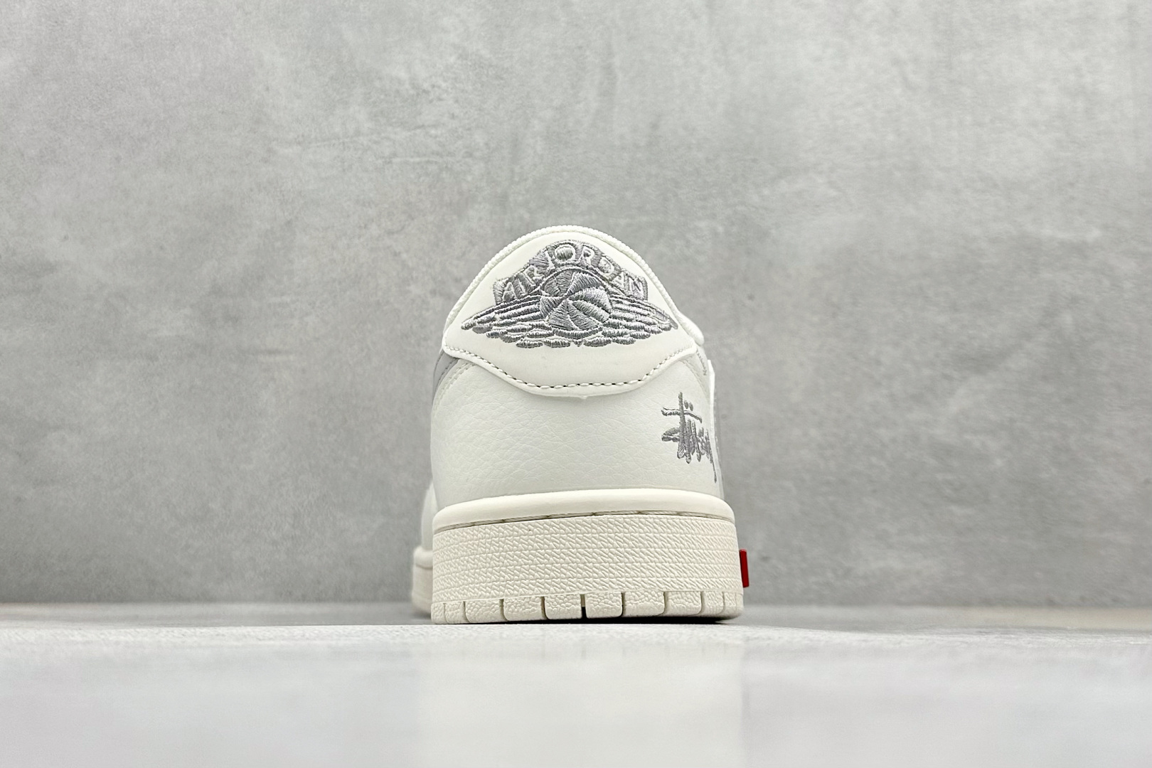 图片[6]-福利特价  Travis Scott x Fragment Design x Jordan Air Jordan 1 Low OG SP “斯图西联名——英文米灰勾” 多方联名合作融合了Travis Scott 独特的音乐风格，藤原浩个性的设计风格以及Jordan品牌的经典元素 使其成为一双具有独特身份和价值的鞋子 清新而立体的外观加上联名标识更突出了其独特身份 这种配色方案显示出活力和时尚感 在视觉上引人注目 鞋身的质感和细腻的细节处理使其显得高端而格调十足 这款“倒钩”联名是设计与创意完美结合 融合多方的个性风格是一款备受瞩目的潮流鞋款 低帮休闲板鞋 定制鞋盒 大厂纯原品质出货 超高清洁度 皮料切割干净无任何毛边 细节完美 货号：SJ2068-115 尺码： 36 36.5 37.5 38 38.5 39 40 40.5 41 42 42.5 43 44 44.5 45-选品中心