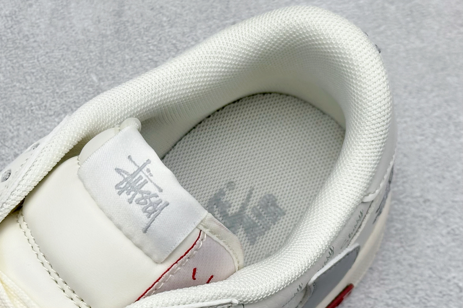 图片[8]-福利特价  Travis Scott x Fragment Design x Jordan Air Jordan 1 Low OG SP “斯图西联名——英文米灰勾” 多方联名合作融合了Travis Scott 独特的音乐风格，藤原浩个性的设计风格以及Jordan品牌的经典元素 使其成为一双具有独特身份和价值的鞋子 清新而立体的外观加上联名标识更突出了其独特身份 这种配色方案显示出活力和时尚感 在视觉上引人注目 鞋身的质感和细腻的细节处理使其显得高端而格调十足 这款“倒钩”联名是设计与创意完美结合 融合多方的个性风格是一款备受瞩目的潮流鞋款 低帮休闲板鞋 定制鞋盒 大厂纯原品质出货 超高清洁度 皮料切割干净无任何毛边 细节完美 货号：SJ2068-115 尺码： 36 36.5 37.5 38 38.5 39 40 40.5 41 42 42.5 43 44 44.5 45-选品中心