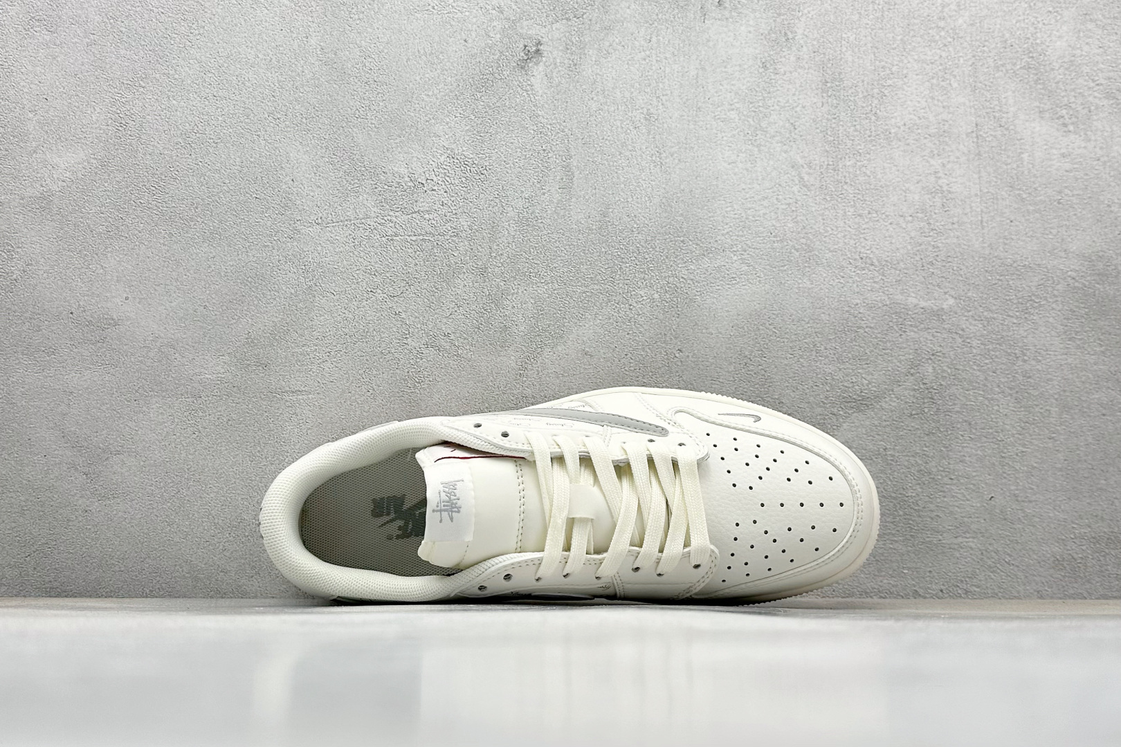 图片[3]-福利特价  Travis Scott x Fragment Design x Jordan Air Jordan 1 Low OG SP “斯图西联名——英文米灰勾” 多方联名合作融合了Travis Scott 独特的音乐风格，藤原浩个性的设计风格以及Jordan品牌的经典元素 使其成为一双具有独特身份和价值的鞋子 清新而立体的外观加上联名标识更突出了其独特身份 这种配色方案显示出活力和时尚感 在视觉上引人注目 鞋身的质感和细腻的细节处理使其显得高端而格调十足 这款“倒钩”联名是设计与创意完美结合 融合多方的个性风格是一款备受瞩目的潮流鞋款 低帮休闲板鞋 定制鞋盒 大厂纯原品质出货 超高清洁度 皮料切割干净无任何毛边 细节完美 货号：SJ2068-115 尺码： 36 36.5 37.5 38 38.5 39 40 40.5 41 42 42.5 43 44 44.5 45-选品中心