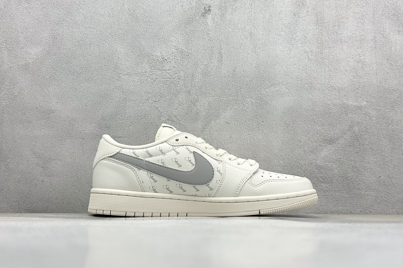 图片[2]-福利特价  Travis Scott x Fragment Design x Jordan Air Jordan 1 Low OG SP “斯图西联名——英文米灰勾” 多方联名合作融合了Travis Scott 独特的音乐风格，藤原浩个性的设计风格以及Jordan品牌的经典元素 使其成为一双具有独特身份和价值的鞋子 清新而立体的外观加上联名标识更突出了其独特身份 这种配色方案显示出活力和时尚感 在视觉上引人注目 鞋身的质感和细腻的细节处理使其显得高端而格调十足 这款“倒钩”联名是设计与创意完美结合 融合多方的个性风格是一款备受瞩目的潮流鞋款 低帮休闲板鞋 定制鞋盒 大厂纯原品质出货 超高清洁度 皮料切割干净无任何毛边 细节完美 货号：SJ2068-115 尺码： 36 36.5 37.5 38 38.5 39 40 40.5 41 42 42.5 43 44 44.5 45-选品中心