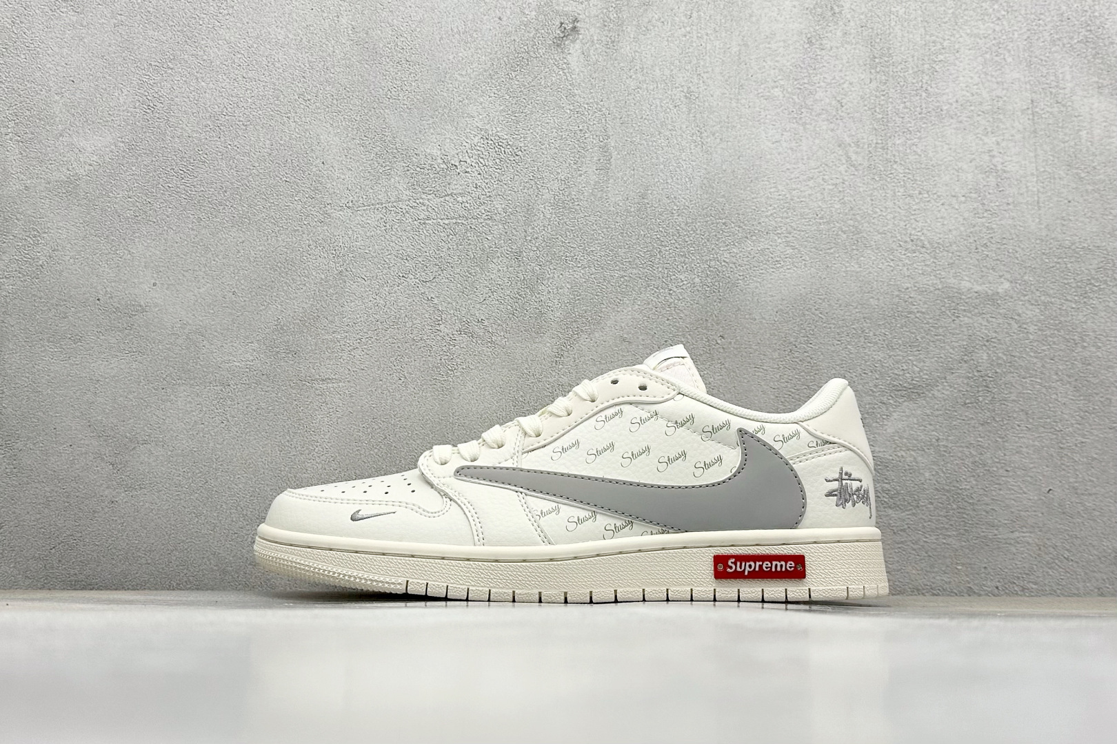 福利特价  Travis Scott x Fragment Design x Jordan Air Jordan 1 Low OG SP “斯图西联名——英文米灰勾” 多方联名合作融合了Travis Scott 独特的音乐风格，藤原浩个性的设计风格以及Jordan品牌的经典元素 使其成为一双具有独特身份和价值的鞋子 清新而立体的外观加上联名标识更突出了其独特身份 这种配色方案显示出活力和时尚感 在视觉上引人注目 鞋身的质感和细腻的细节处理使其显得高端而格调十足 这款“倒钩”联名是设计与创意完美结合 融合多方的个性风格是一款备受瞩目的潮流鞋款 低帮休闲板鞋 定制鞋盒 大厂纯原品质出货 超高清洁度 皮料切割干净无任何毛边 细节完美 货号：SJ2068-115 尺码： 36 36.5 37.5 38 38.5 39 40 40.5 41 42 42.5 43 44 44.5 45-选品中心