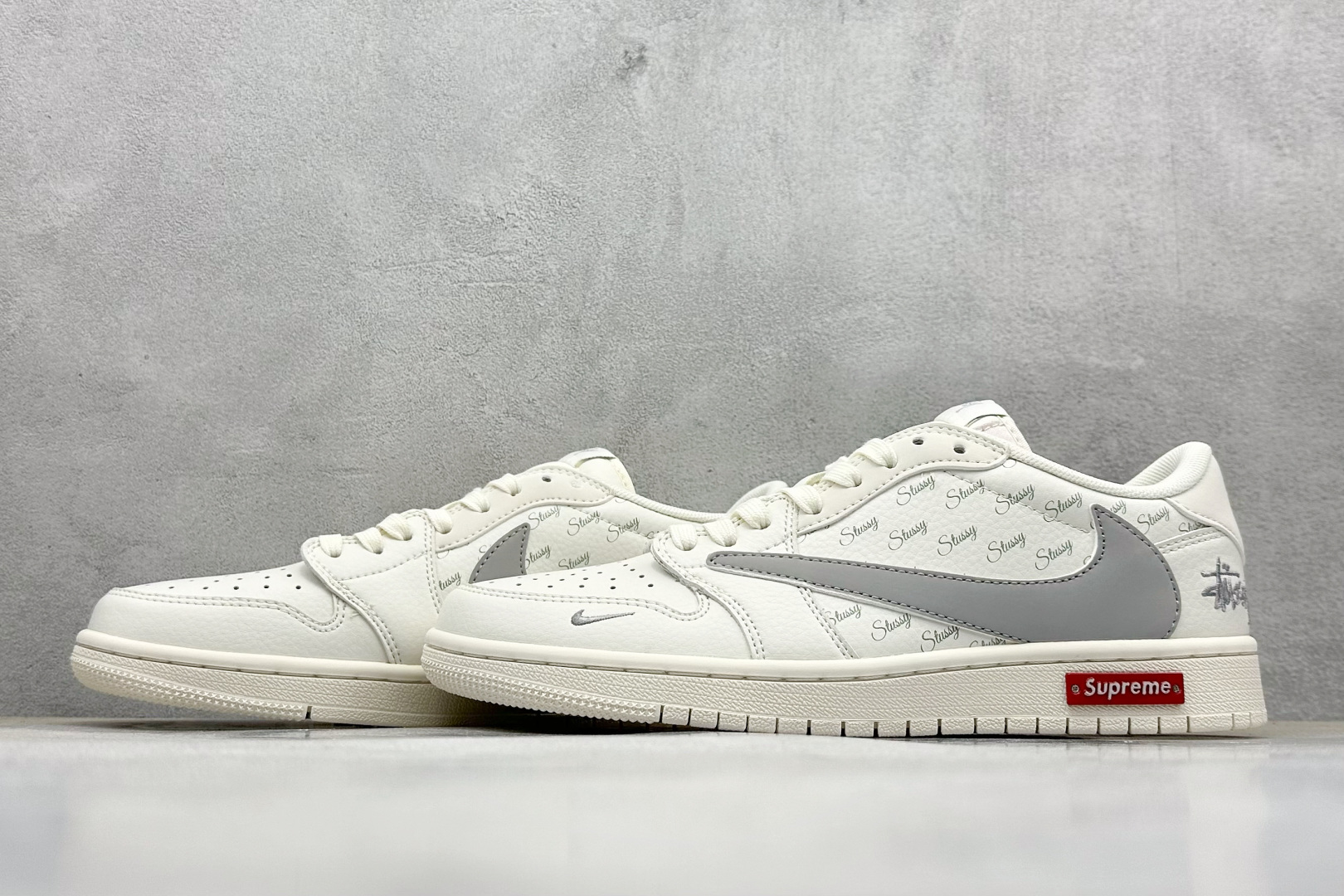 图片[5]-福利特价  Travis Scott x Fragment Design x Jordan Air Jordan 1 Low OG SP “斯图西联名——英文米灰勾” 多方联名合作融合了Travis Scott 独特的音乐风格，藤原浩个性的设计风格以及Jordan品牌的经典元素 使其成为一双具有独特身份和价值的鞋子 清新而立体的外观加上联名标识更突出了其独特身份 这种配色方案显示出活力和时尚感 在视觉上引人注目 鞋身的质感和细腻的细节处理使其显得高端而格调十足 这款“倒钩”联名是设计与创意完美结合 融合多方的个性风格是一款备受瞩目的潮流鞋款 低帮休闲板鞋 定制鞋盒 大厂纯原品质出货 超高清洁度 皮料切割干净无任何毛边 细节完美 货号：SJ2068-115 尺码： 36 36.5 37.5 38 38.5 39 40 40.5 41 42 42.5 43 44 44.5 45-选品中心