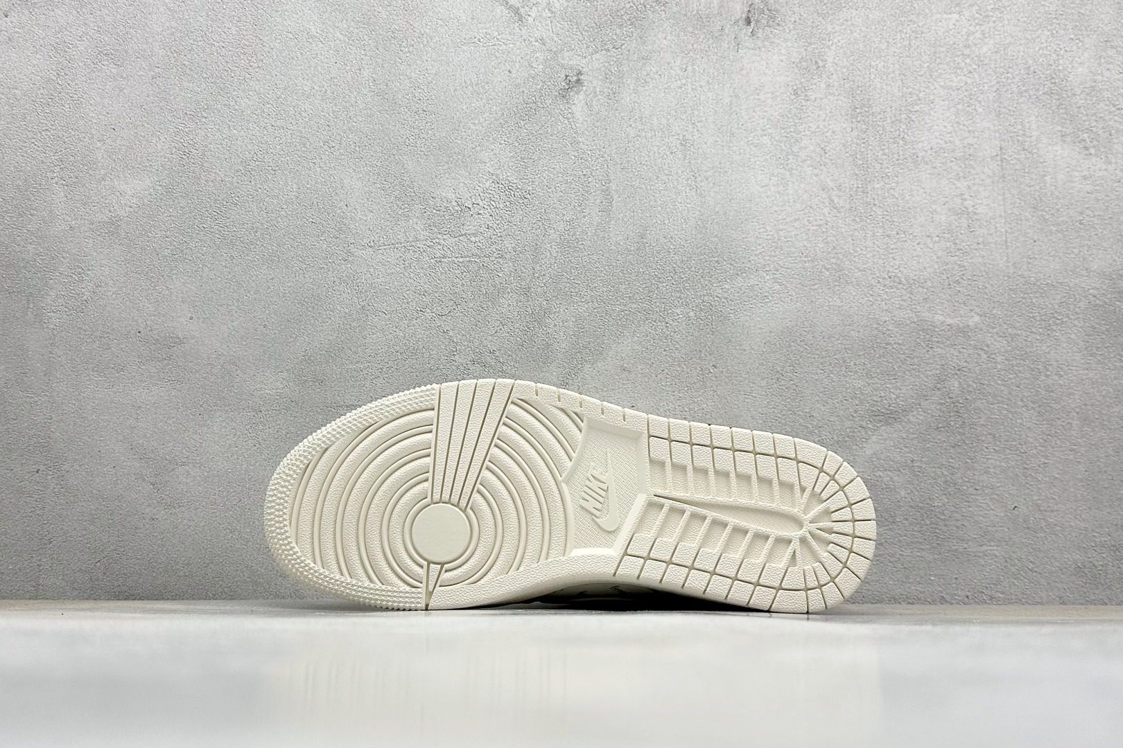 图片[4]-福利特价  Travis Scott x Fragment Design x Jordan Air Jordan 1 Low OG SP “斯图西联名——英文米灰勾” 多方联名合作融合了Travis Scott 独特的音乐风格，藤原浩个性的设计风格以及Jordan品牌的经典元素 使其成为一双具有独特身份和价值的鞋子 清新而立体的外观加上联名标识更突出了其独特身份 这种配色方案显示出活力和时尚感 在视觉上引人注目 鞋身的质感和细腻的细节处理使其显得高端而格调十足 这款“倒钩”联名是设计与创意完美结合 融合多方的个性风格是一款备受瞩目的潮流鞋款 低帮休闲板鞋 定制鞋盒 大厂纯原品质出货 超高清洁度 皮料切割干净无任何毛边 细节完美 货号：SJ2068-115 尺码： 36 36.5 37.5 38 38.5 39 40 40.5 41 42 42.5 43 44 44.5 45-选品中心