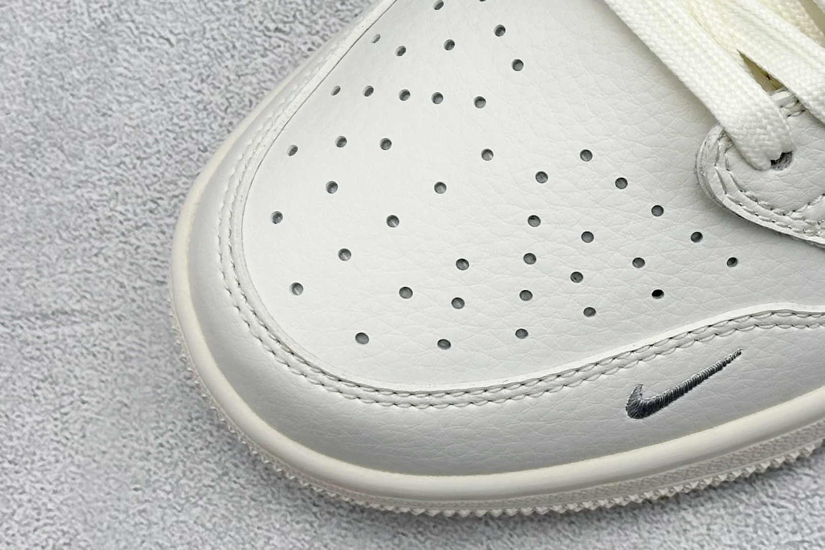 图片[7]-福利特价  Travis Scott x Fragment Design x Jordan Air Jordan 1 Low OG SP “斯图西联名——英文米灰勾” 多方联名合作融合了Travis Scott 独特的音乐风格，藤原浩个性的设计风格以及Jordan品牌的经典元素 使其成为一双具有独特身份和价值的鞋子 清新而立体的外观加上联名标识更突出了其独特身份 这种配色方案显示出活力和时尚感 在视觉上引人注目 鞋身的质感和细腻的细节处理使其显得高端而格调十足 这款“倒钩”联名是设计与创意完美结合 融合多方的个性风格是一款备受瞩目的潮流鞋款 低帮休闲板鞋 定制鞋盒 大厂纯原品质出货 超高清洁度 皮料切割干净无任何毛边 细节完美 货号：SJ2068-115 尺码： 36 36.5 37.5 38 38.5 39 40 40.5 41 42 42.5 43 44 44.5 45-选品中心