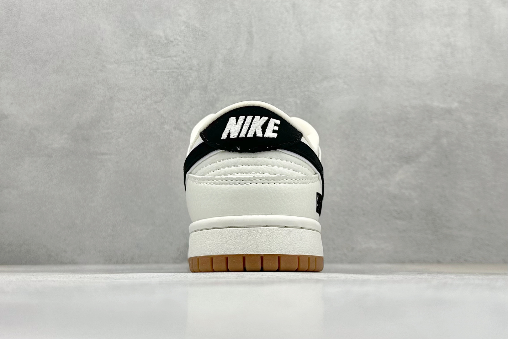 图片[6]-福利特价  Supreme x Nk SB Dunk Low 联名款米黑棕 周年高端定制 低帮休闲板鞋 #定制鞋盒 大厂纯原品质出货 超高清洁度 皮料切割干净无任何毛边 细节完美 货号：XH0923-151 尺码：36 36.5 37.5 38 38.5 39 40 40.5 41 42 42.5 43 44 44.5 45-选品中心