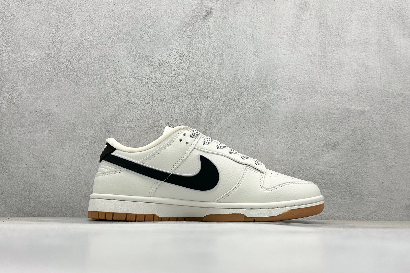 图片[2]-福利特价  Supreme x Nk SB Dunk Low 联名款米黑棕 周年高端定制 低帮休闲板鞋 #定制鞋盒 大厂纯原品质出货 超高清洁度 皮料切割干净无任何毛边 细节完美 货号：XH0923-151 尺码：36 36.5 37.5 38 38.5 39 40 40.5 41 42 42.5 43 44 44.5 45-选品中心