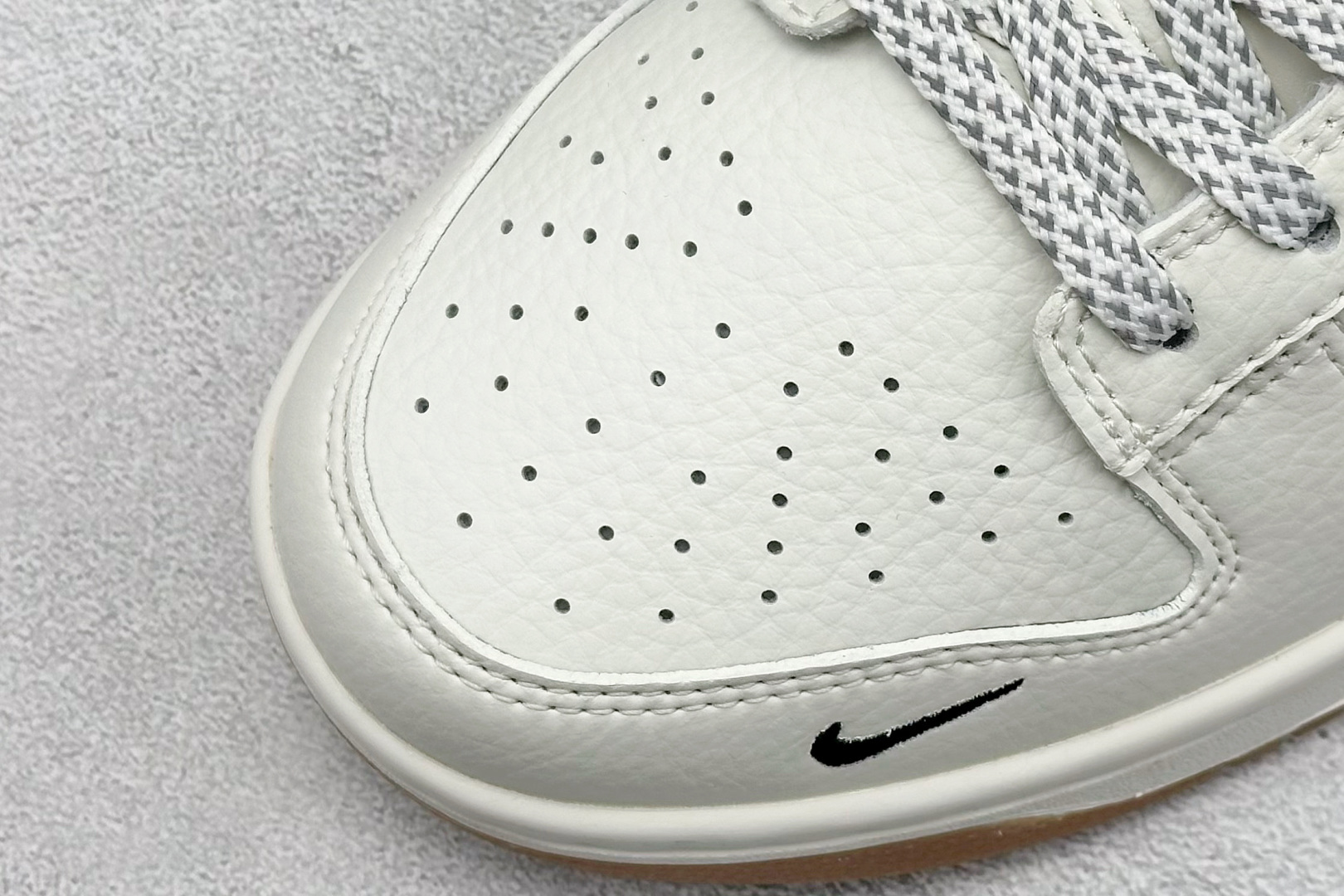 图片[7]-福利特价  Supreme x Nk SB Dunk Low 联名款米黑棕 周年高端定制 低帮休闲板鞋 #定制鞋盒 大厂纯原品质出货 超高清洁度 皮料切割干净无任何毛边 细节完美 货号：XH0923-151 尺码：36 36.5 37.5 38 38.5 39 40 40.5 41 42 42.5 43 44 44.5 45-选品中心